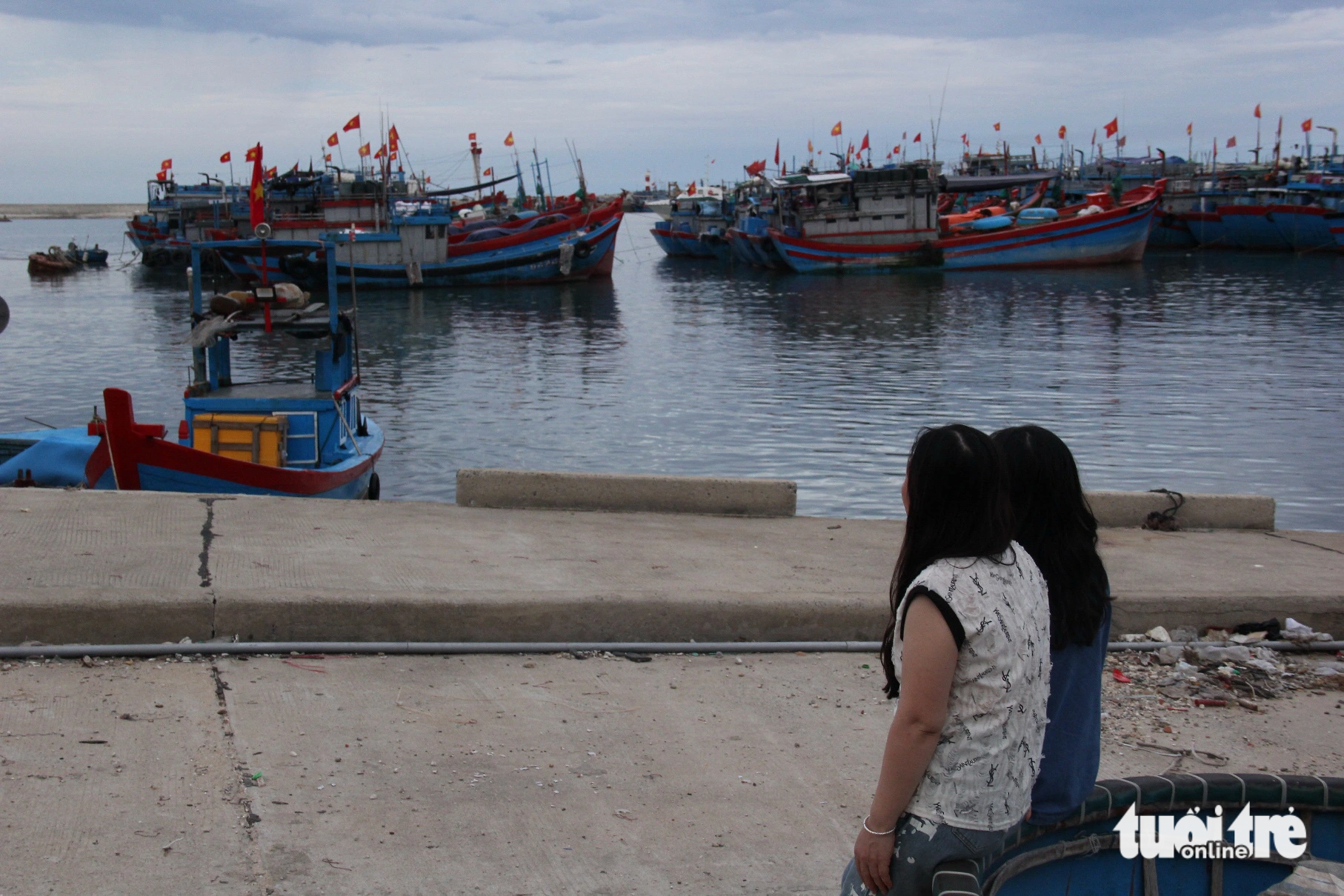 Buổi chiều hai mẹ con thường dẫn nhau ra vũng neo đậu tàu thuyền Lý Sơn, họ vẫn nhìn về phía biển, chờ đợi những hư không - Ảnh: TRẦN MAI