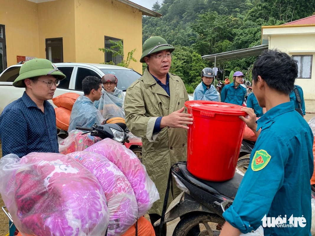 Mr. Nong Viet Yen, secretary of Mu Cang Chai district of Yen Bai province, directly mobilized militia and self-defense forces and youth to supply and clean roads for people in areas isolated by rain and floods Photo: Chi Tu Mr. Nong Viet Yen, secretary of Mu Cang Chai district of Yen Bai province, directly led militia and self-defense forces and youth to clear roads and supplies to people in areas isolated by floods and landslides. Photo: Chi Tu