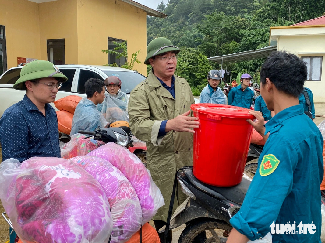 Ông Nông Việt Yên, bí thư huyện Mù Cang Chải, Yên Bái, trực tiếp đến động viên dân quân tự vệ, thanh niên lên đường tiếp tế, dọn dẹp đường giao thông cho bà con các vùng bị cô lập do mưa lũ, sạt lở - Ảnh: CHÍ TUỆ