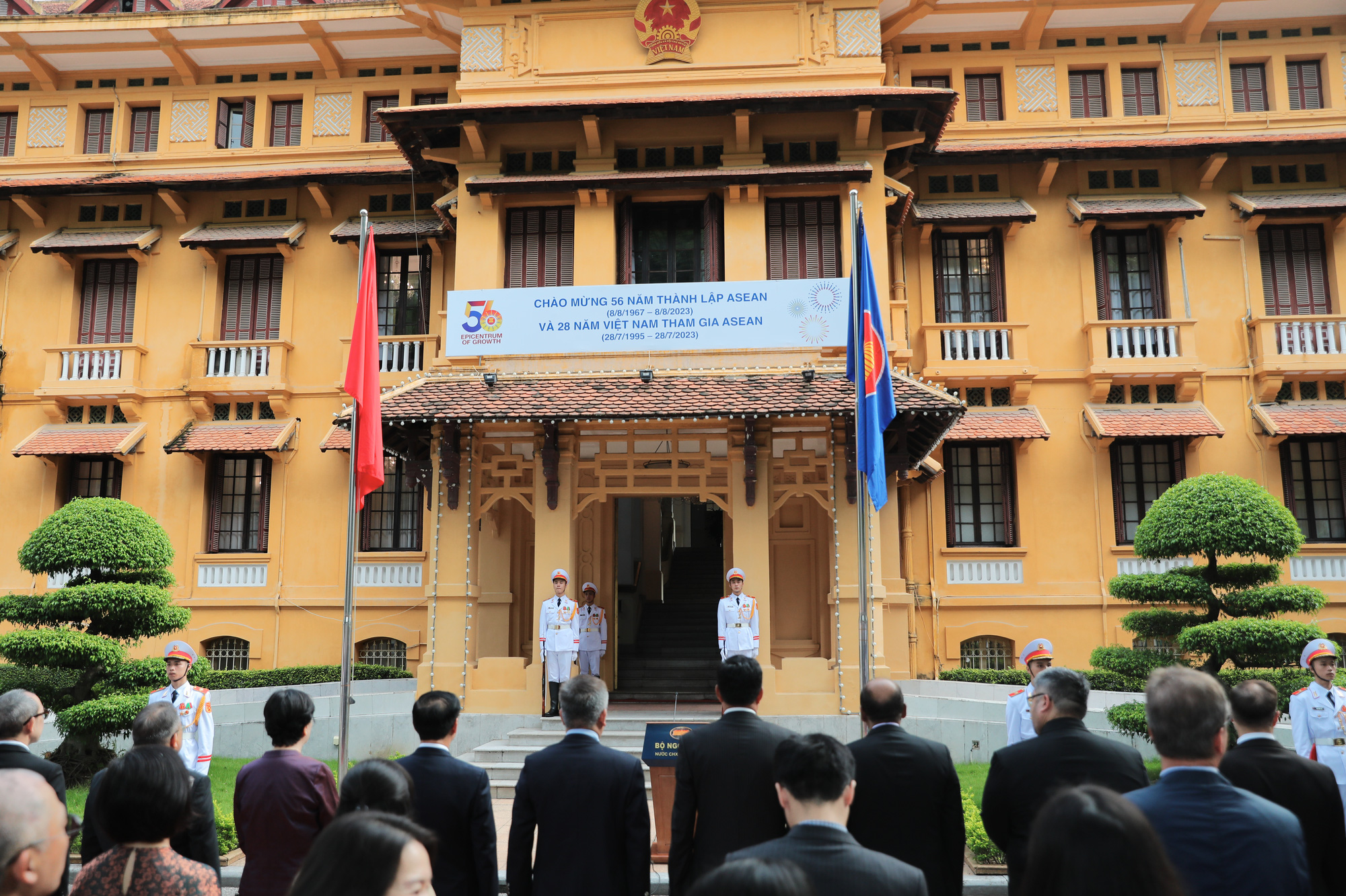 Thượng cờ kỷ niệm ASEAN bước sang tuổi 56 - Tuổi Trẻ Online