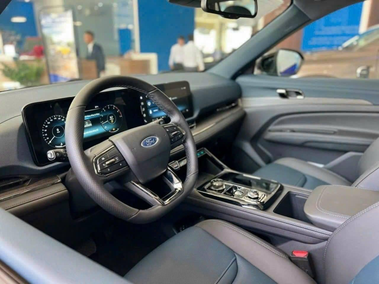 The Territory interiors have been designed in a luxurious style.  Some notable equipment like a pair of 12-inch screens, push-button start, 2-zone automatic air conditioning, gearshift knob, wireless charging, electronic brakes, automatic anti-glare mirrors and full sunroof view - Photo: Ford Dealer/Facebook