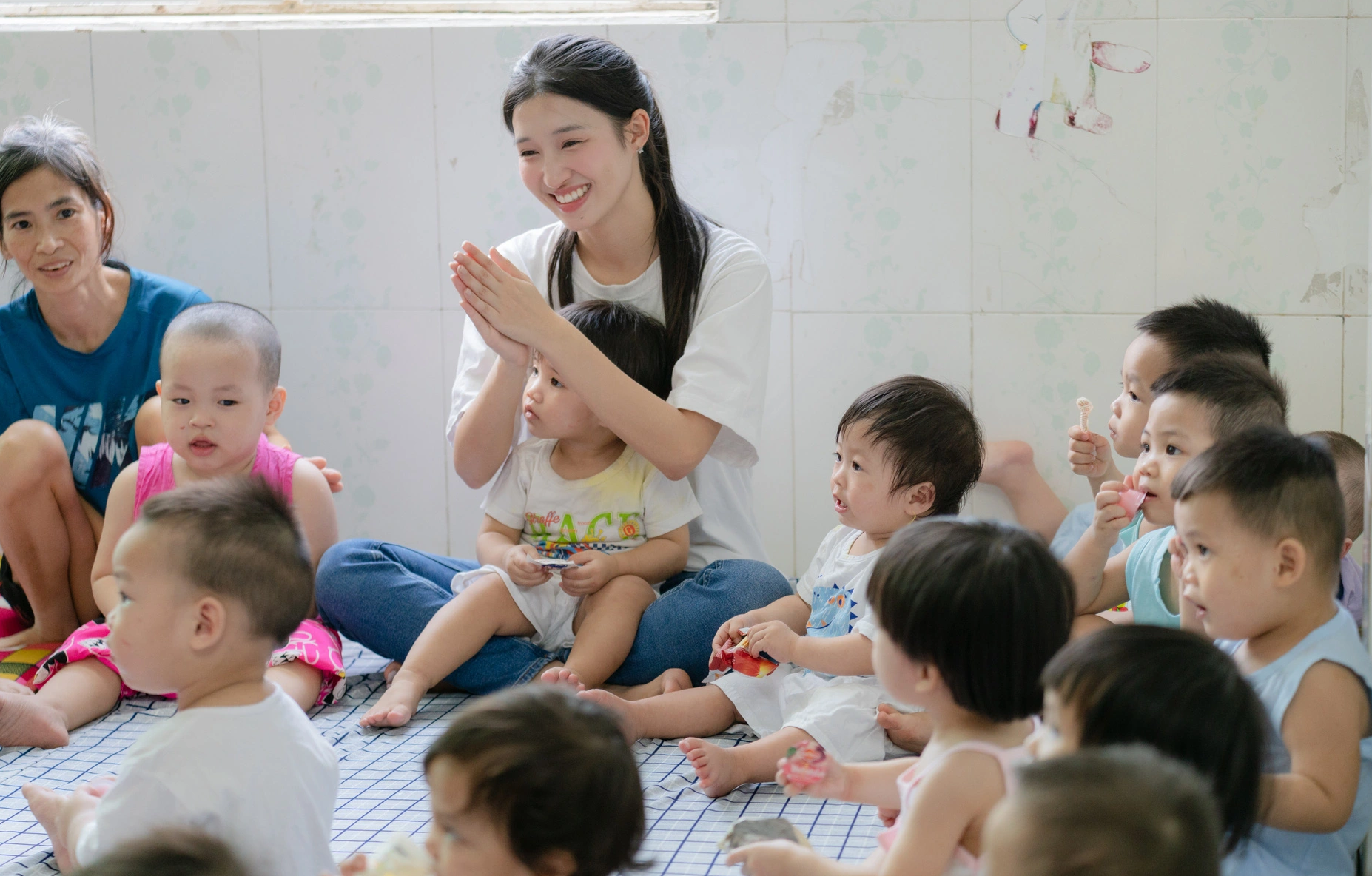 恵まれない子供たちと楽しむフォン・ニー - 写真: BTC