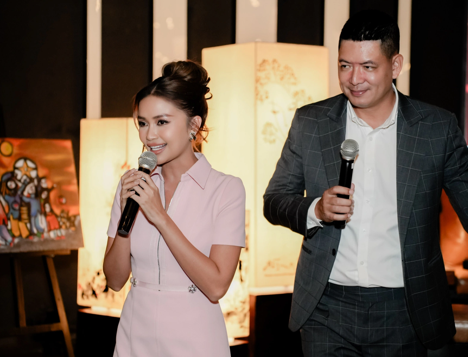 ミス・ゴック・チャウ、俳優ビン・ミンが商品のオークションを担当 - 写真: BTC