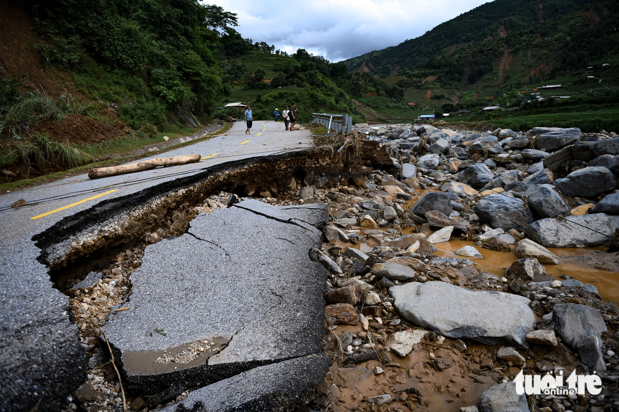 Nhiều đoạn đường phía trong xã Hồ Bốn cũng bị hư hại nghiêm trọng - Ảnh: NAM TRẦN