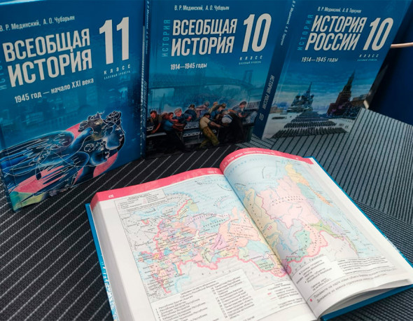 Sách giáo khoa lịch sử mới của Nga bao gồm cả tình hình chiến sự ở Ukraine - Ảnh: RBC