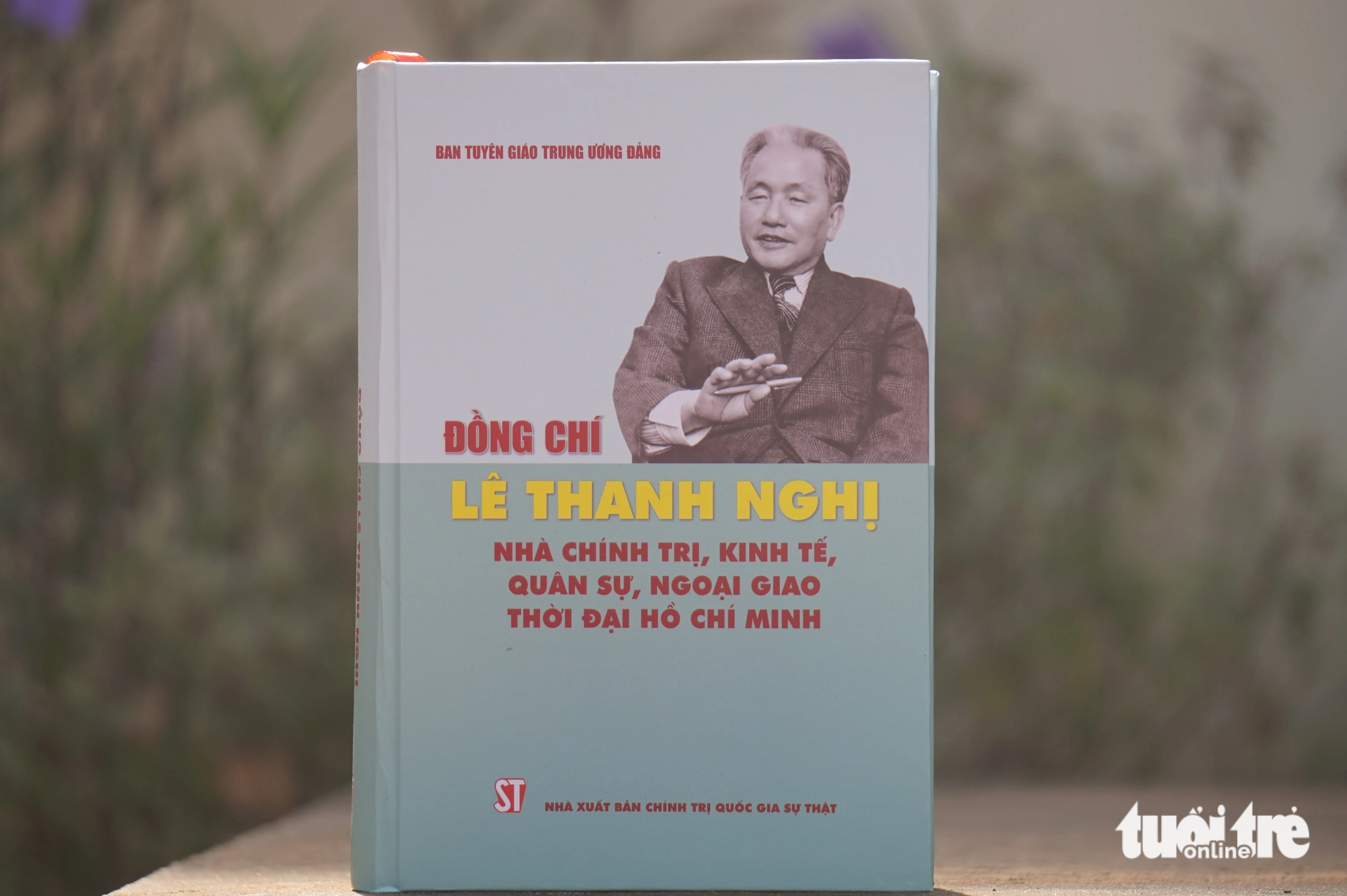 Cuốn sách này gồm hồi ký của ông Lê Thanh Nghị và những bài viết của đồng chí, bạn bè, người thân về ông - Ảnh: T.ĐIỂU