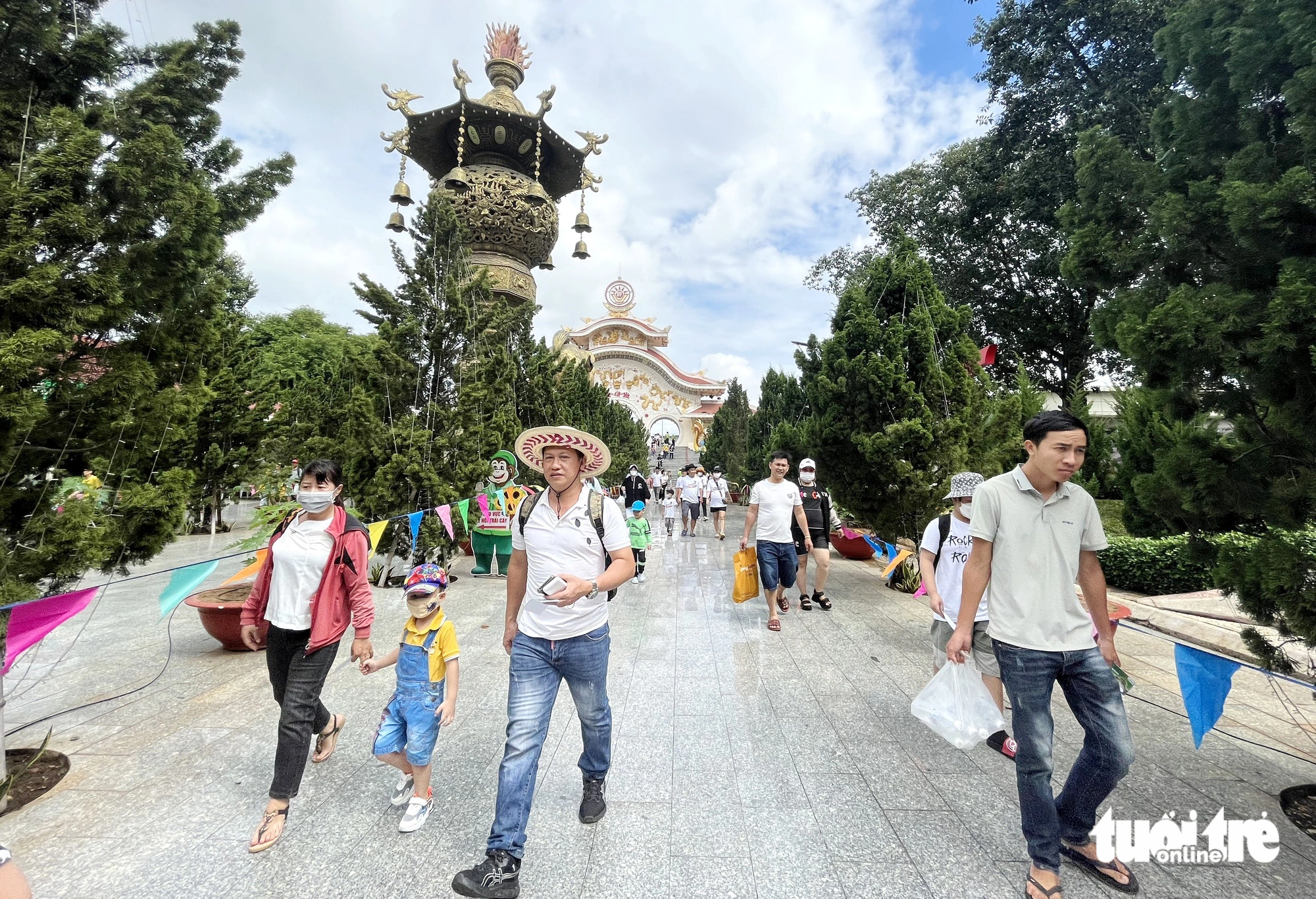 Thời tiết sáng nay khá dễ chịu, không nắng gắt phù hợp để các gia đình có con nhỏ vui chơi thoải mái hơn