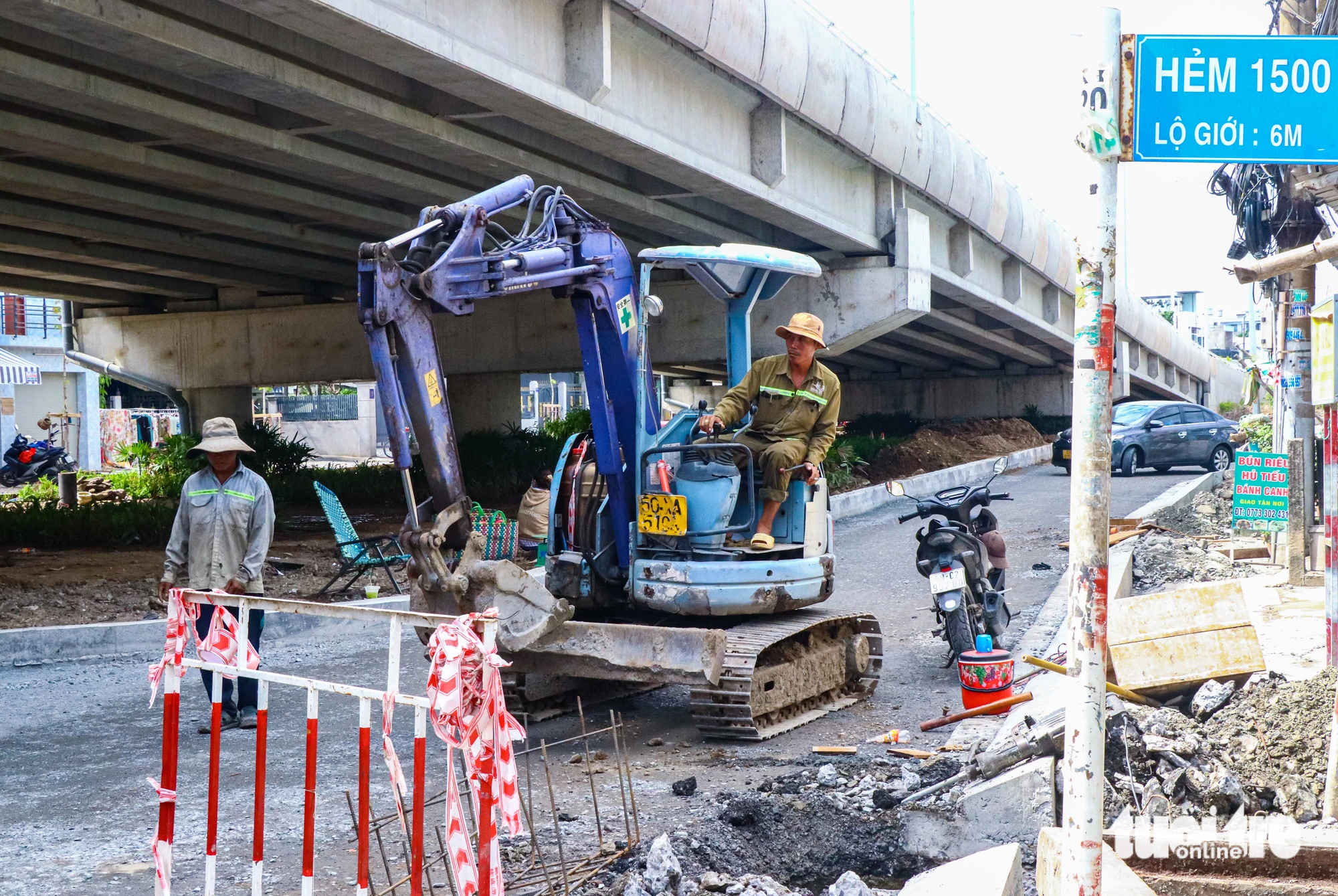 Đối với công trình xây dựng cầu Long Kiểng, hiện tại các công nhân đang làm các công đoạn cuối cùng như: bó vỉa, lót gạch, kẻ vạch, trồng cây… tất cả công việc này đều hướng đến mục tiêu thông xe vào sáng 8-9.