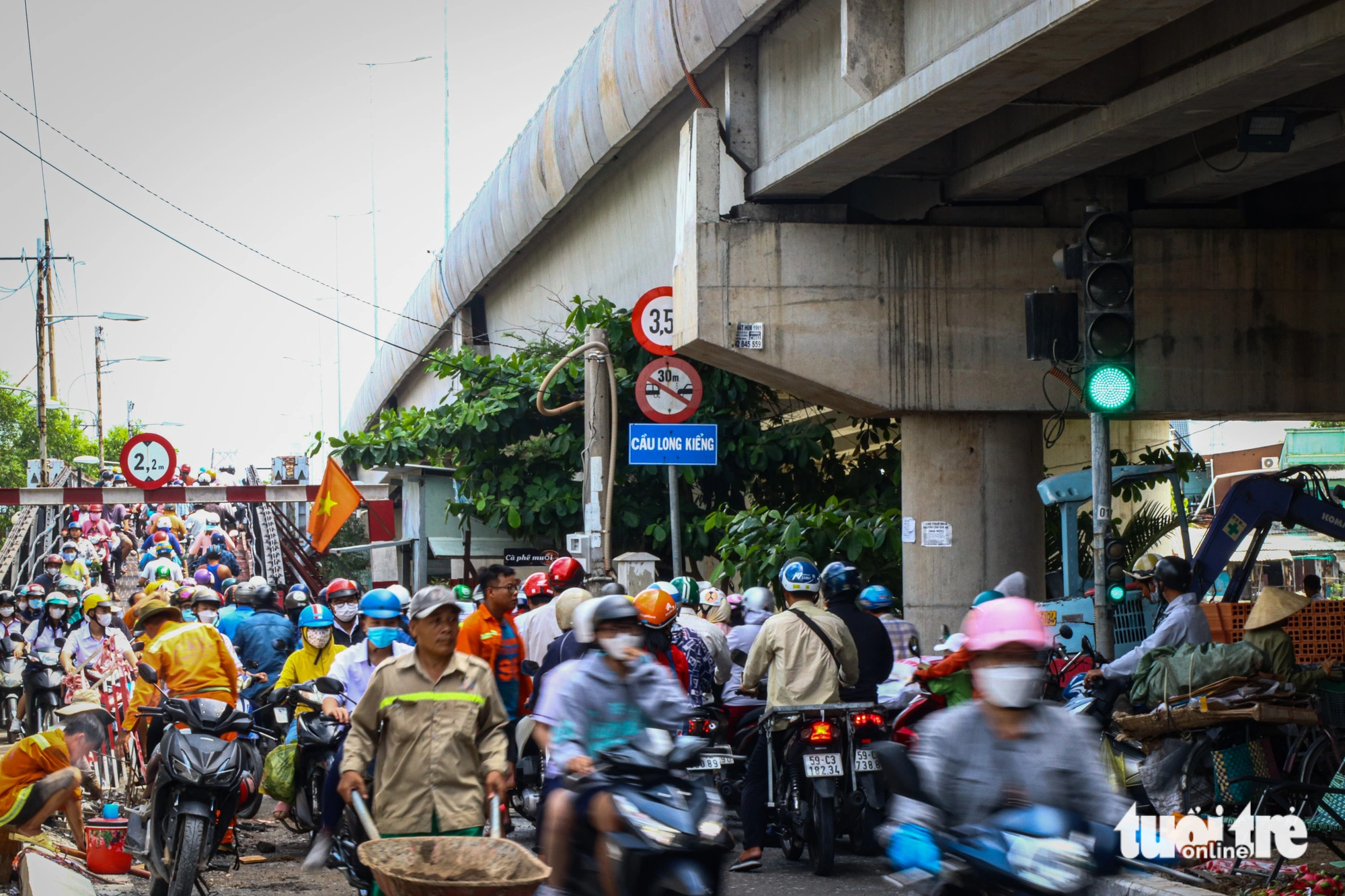 Cầu Long Kiểng hoàn thành sẽ thay thế cho cây cầu sắt cũ ở bên cạnh đã xuống cấp nhiều năm qua và không còn đảm bảo chiều rộng cho xe cộ lại. Phần dạ cầu đang được các công nhân dọn dẹp sạch sẽ và trồng thêm cây xanh để tăng cảnh quan đô thị.