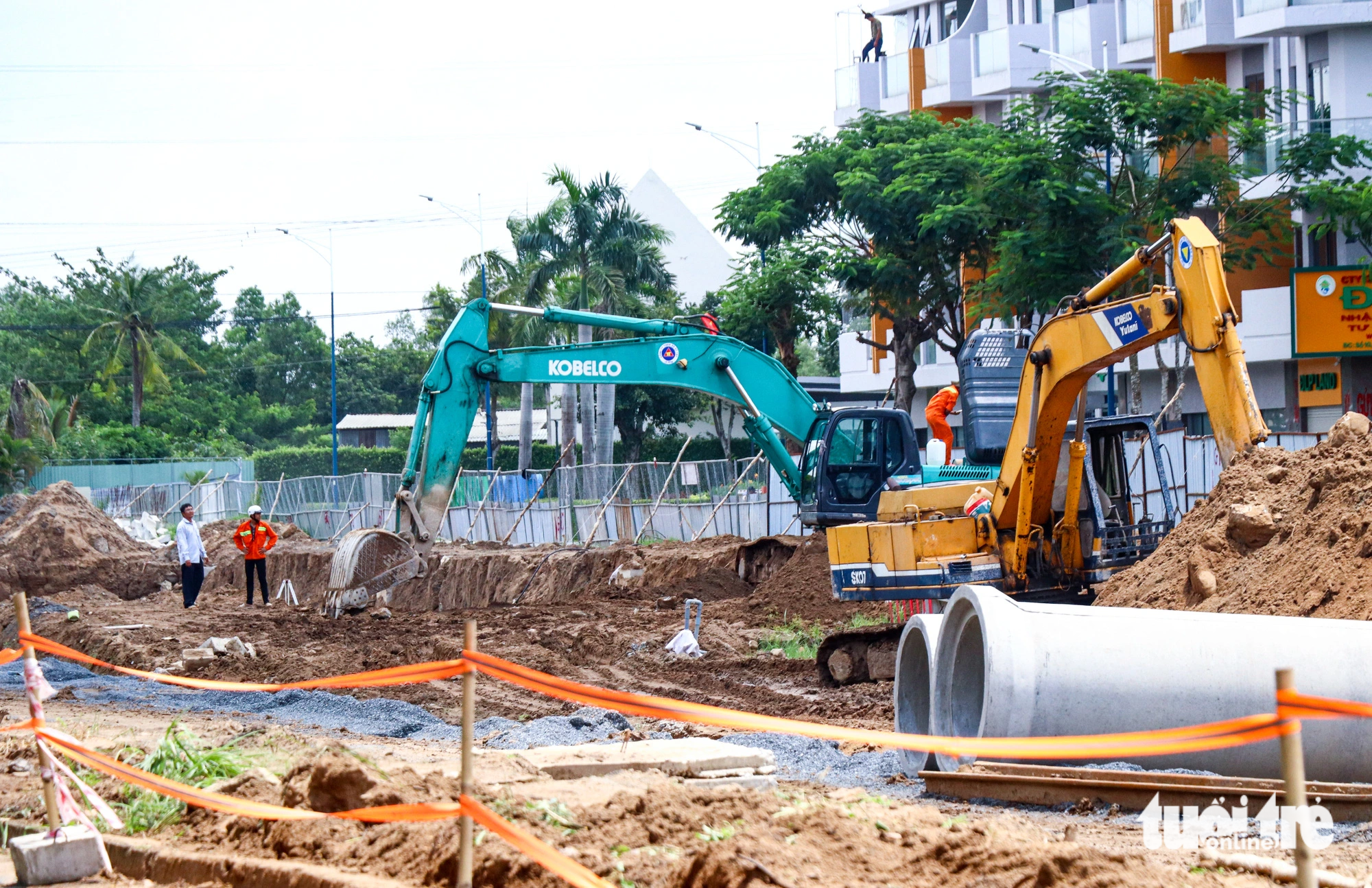 Trong khi đó, tại khu vực dự án mở rộng quốc lộ 50 (huyện Bình Chánh), dù đang trong dịp nghỉ lễ nhưng máy móc vẫn hoạt động liên tục.