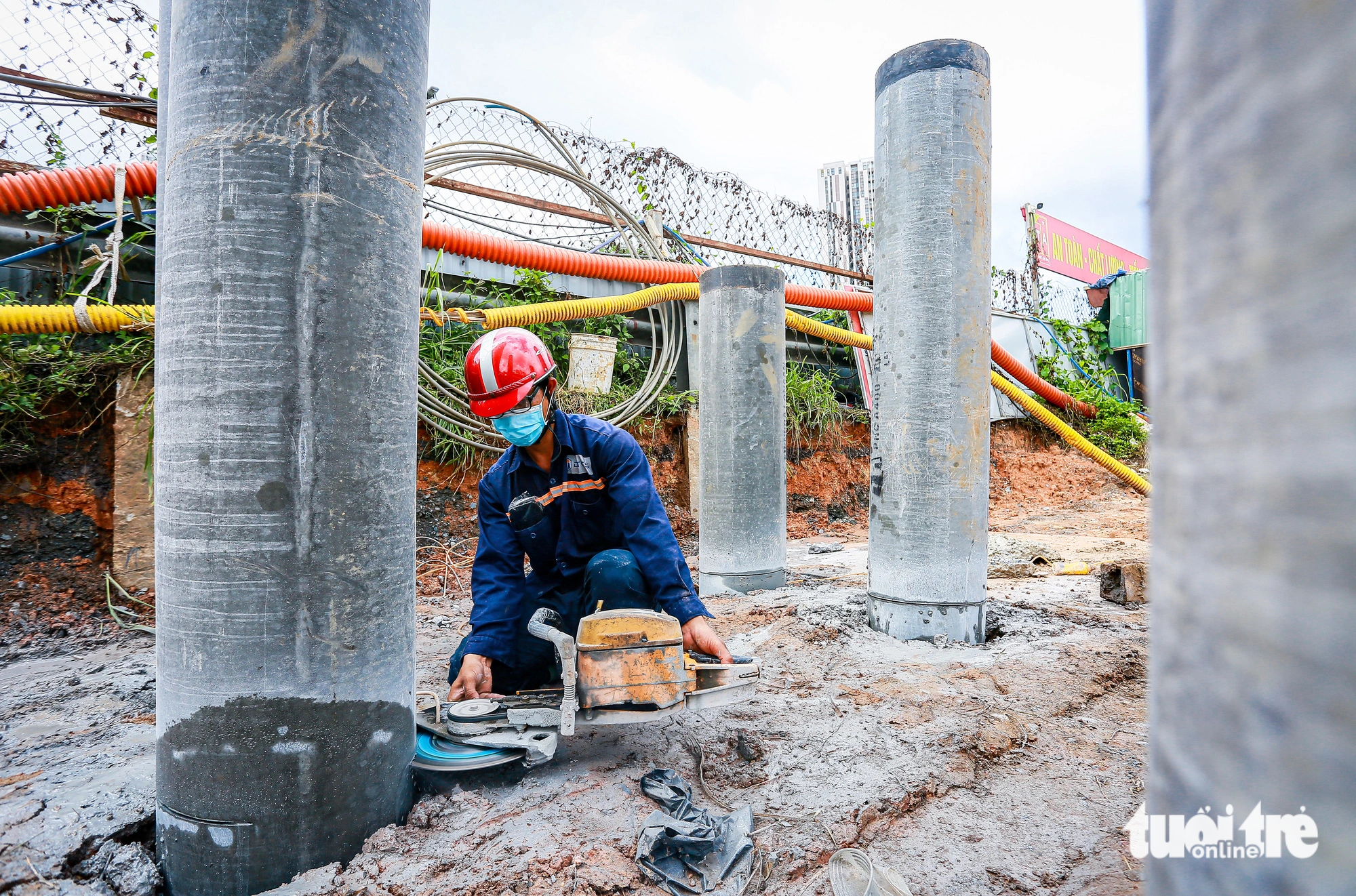 Còn tại dự án xây dựng nút giao An Phú (đoạn cầu Bà Dạt, TP Thủ Đức), Ban giao thông cũng khuyên khích anh em công nhân làm việc xuyên lễ để duy trì tiến độ hiện tại. Tính riêng khu vực này có ít nhất 20 công nhân cùng hàng chục máy móc vẫn đang hoạt động hối hả. Hình ảnh ghi nhận vào sáng 1-9.