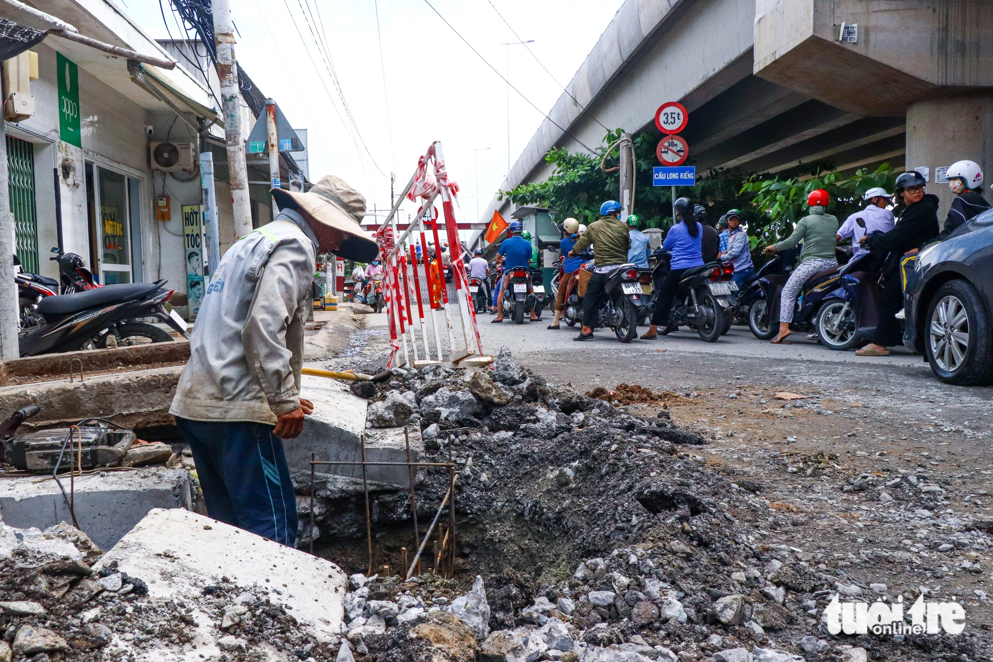 Dù việc xây dựng xuyên lễ có thể ảnh hưởng đến kỳ nghỉ của người lao động, nhưng ở nơi công trường, họ vẫn miệt mài cống hiến ngày đêm, làm việc hết mình. Điều này cũng thể hiện sự đoàn kết và sự phát triển của TP.HCM.