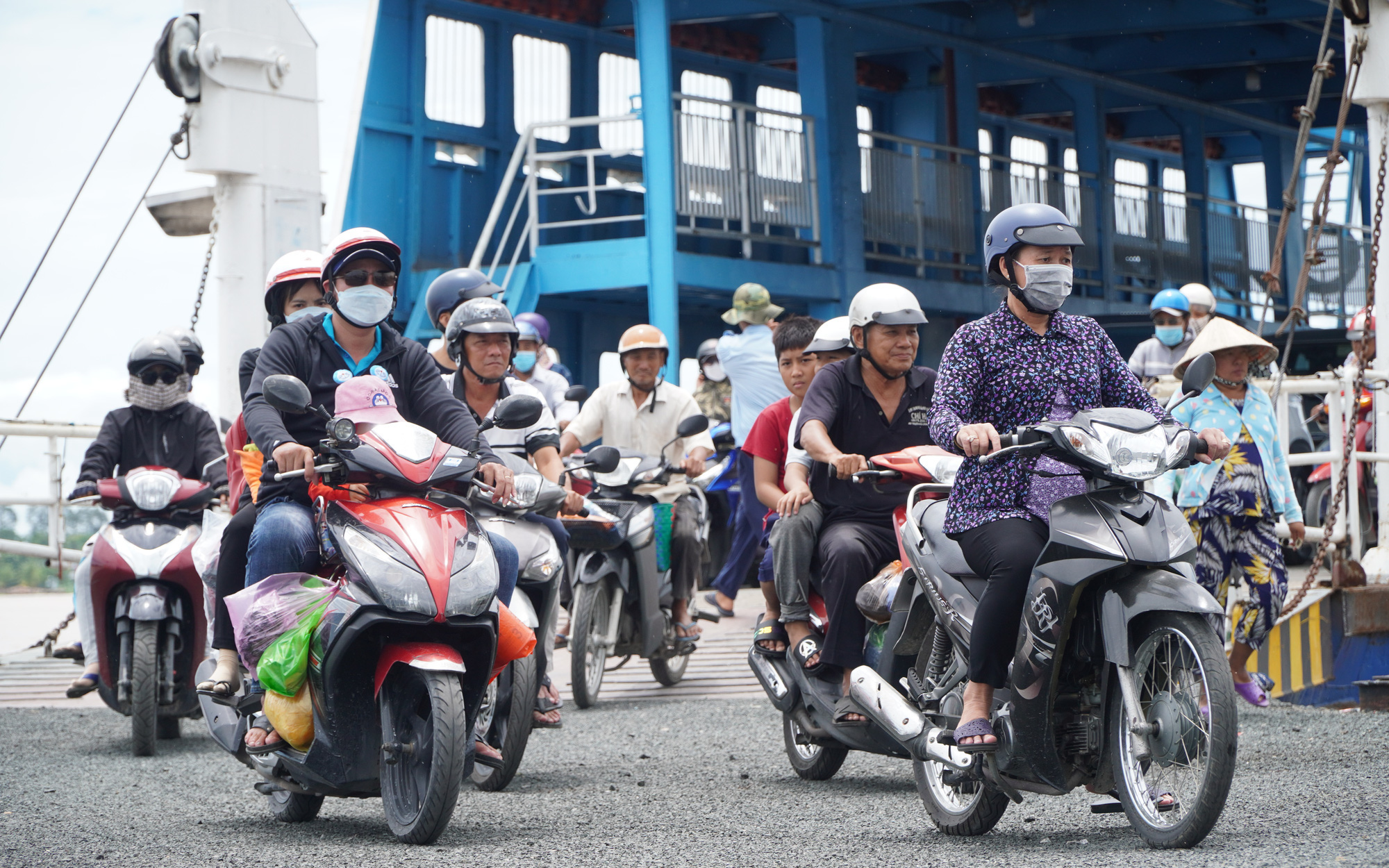 37 phà An Giang chuẩn bị sẵn sàng đưa rước khách dịp Tết 2024- Ảnh 3. Ngày đầu phà Vàm Cống hoạt động lại: nhiều người bớt được cả chục km