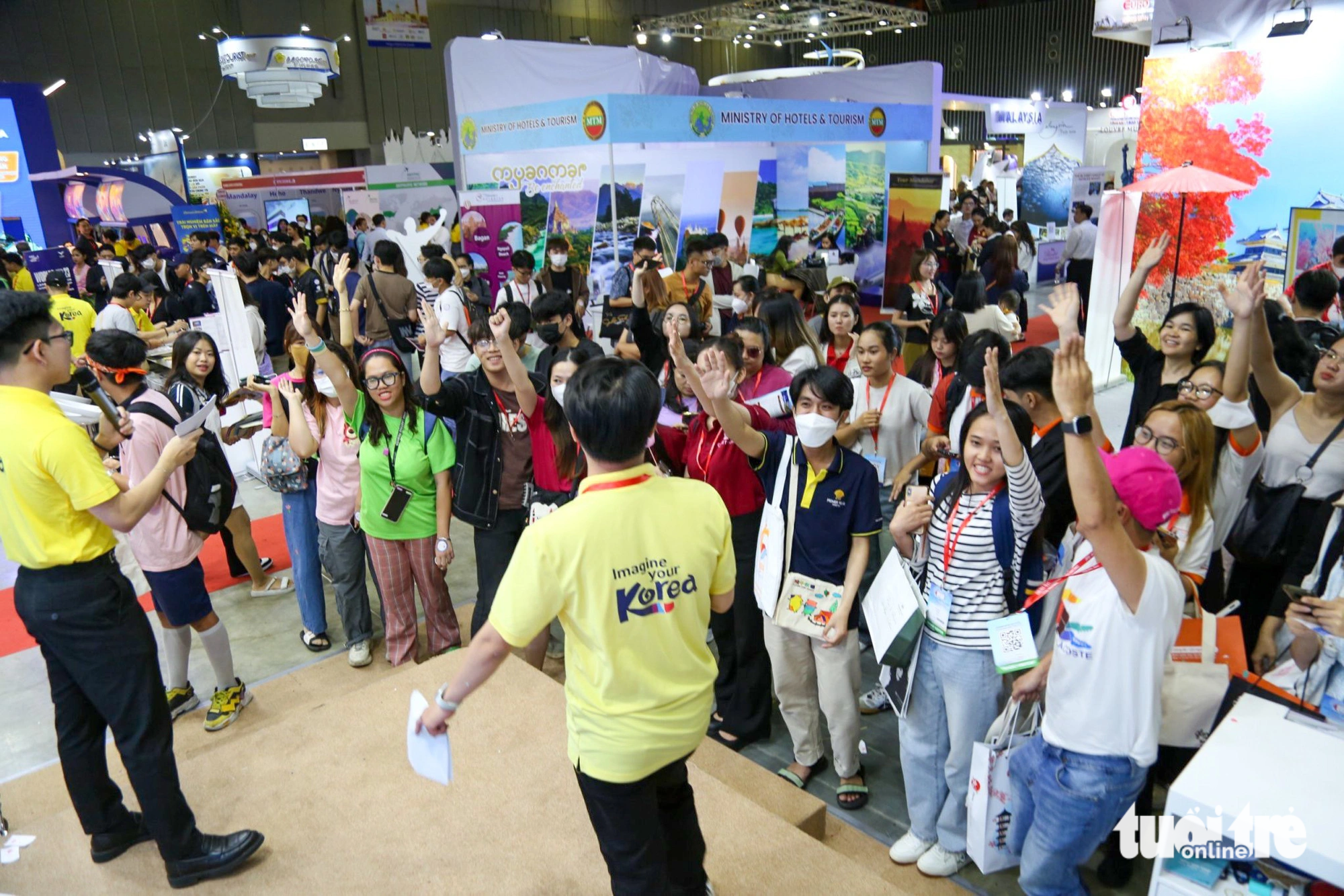 多くの報酬を得るために韓国観光ブースのゲームに熱心に参加する観光客 - 写真: PHUONG QUANYEN