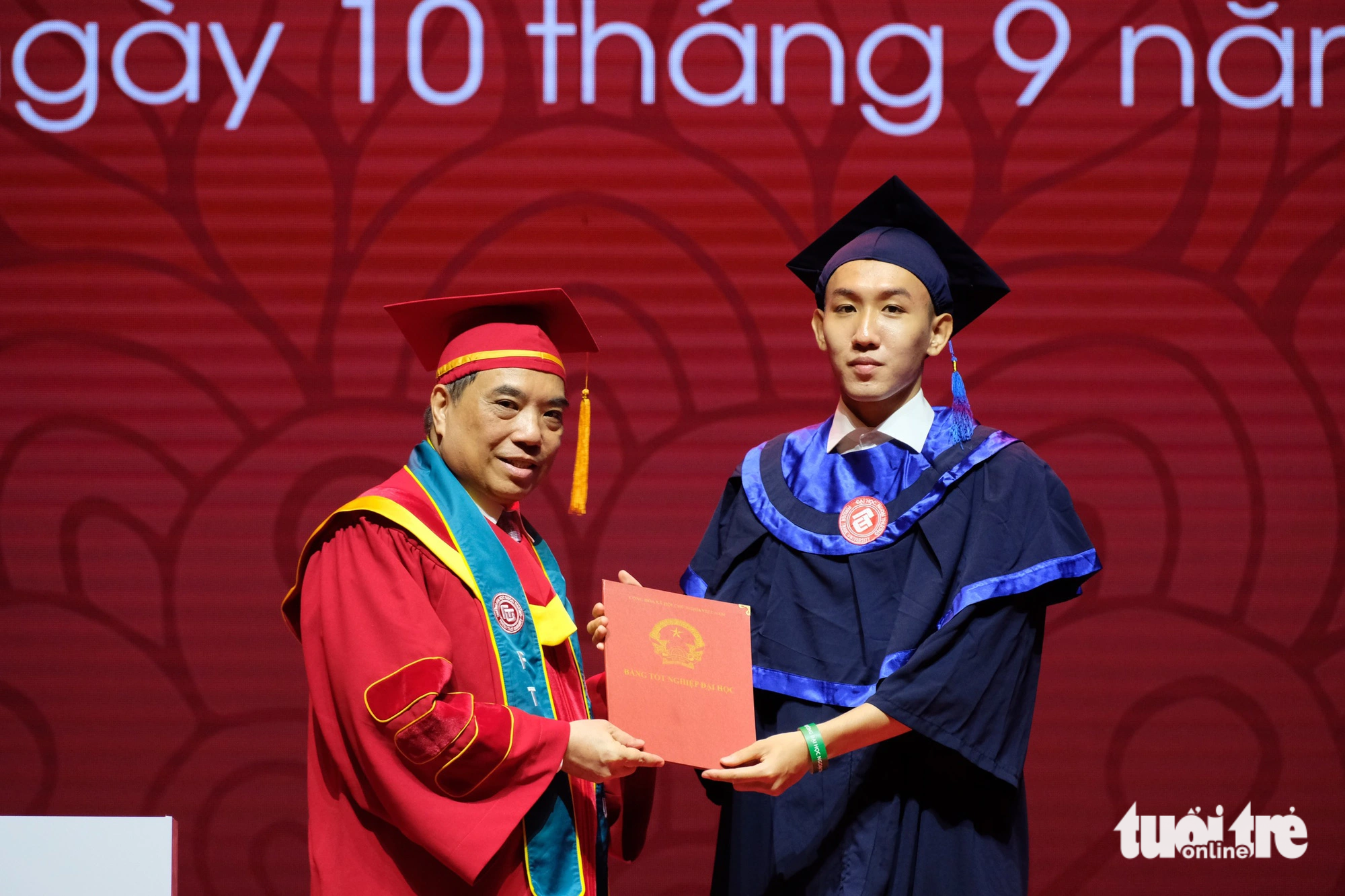 PGS.TS Bùi Anh Tuấn, hiệu trưởng Trường đại học Ngoại thương, trao bằng tốt nghiệp cho tân cử nhân Lê Nhật Hoàng - thủ khoa tốt nghiệp chương trình tiên tiến Kinh tế đối ngoại khóa 58, điểm GPA 3.98/4.0 - Ảnh: NGUYÊN BẢO