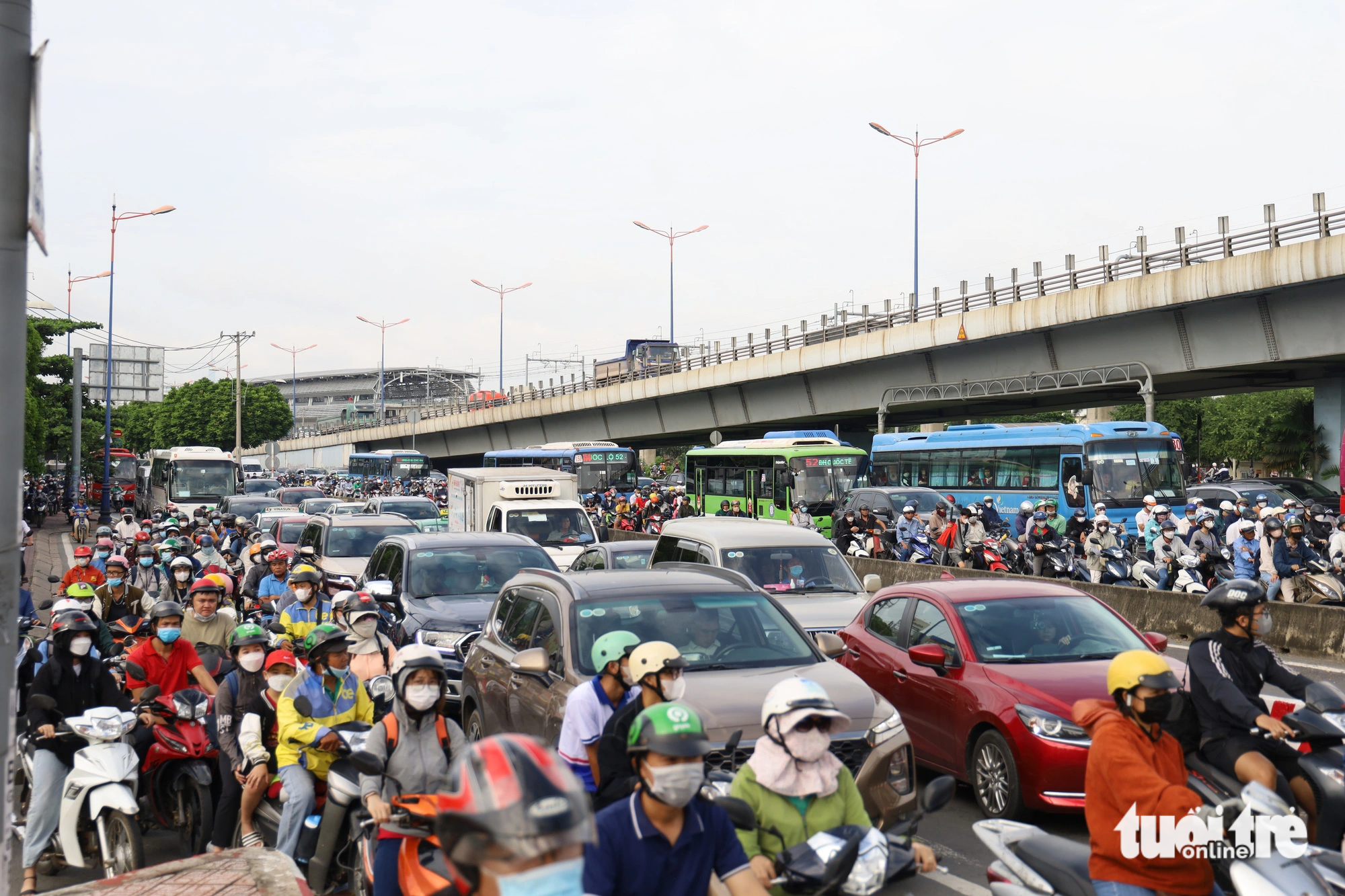 Sáng đầu tuần, mất hơn 30 phút mới qua được ngã tư Thủ Đức