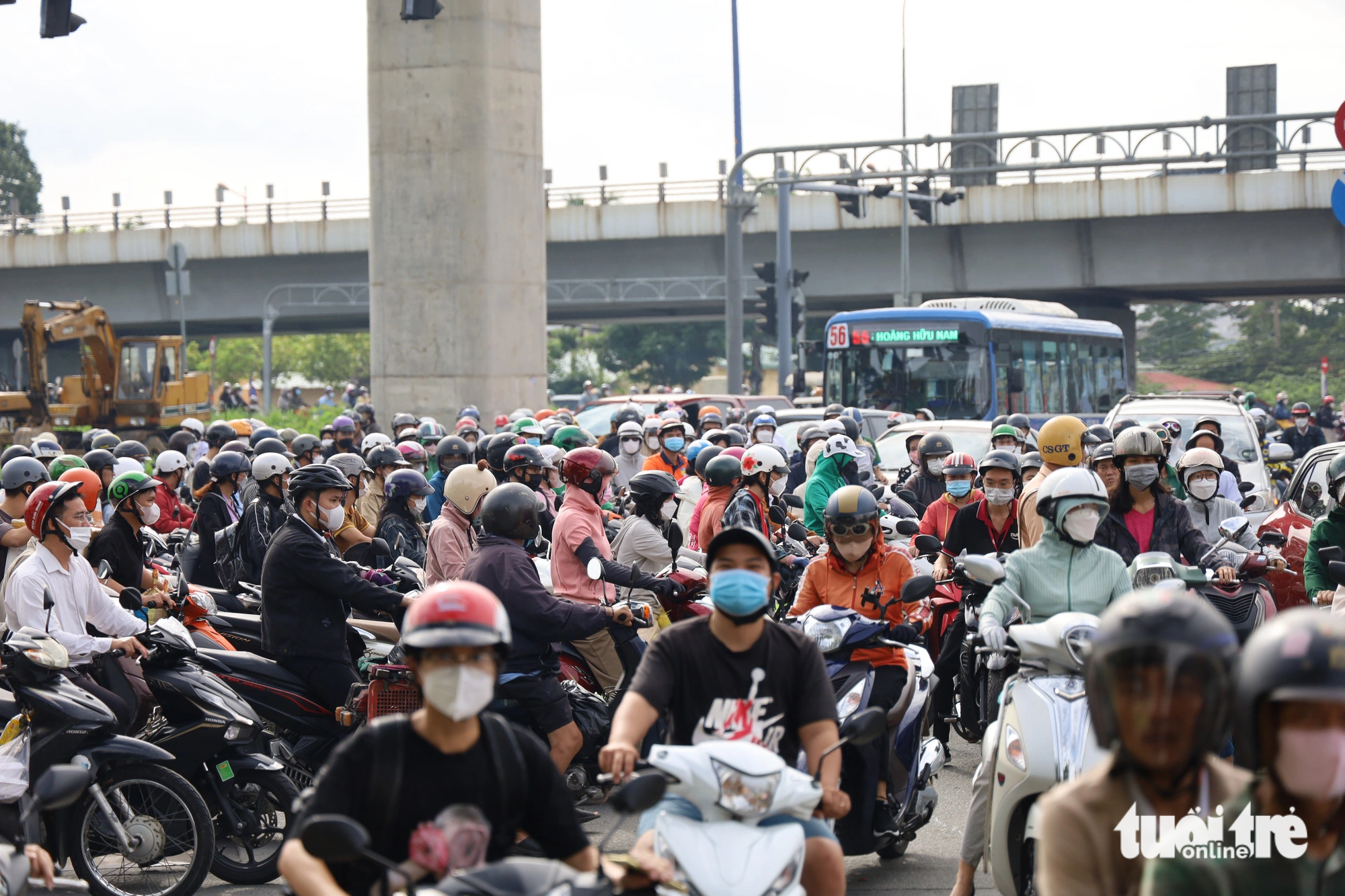 Sáng đầu tuần, mất hơn 30 phút mới qua được ngã tư Thủ Đức