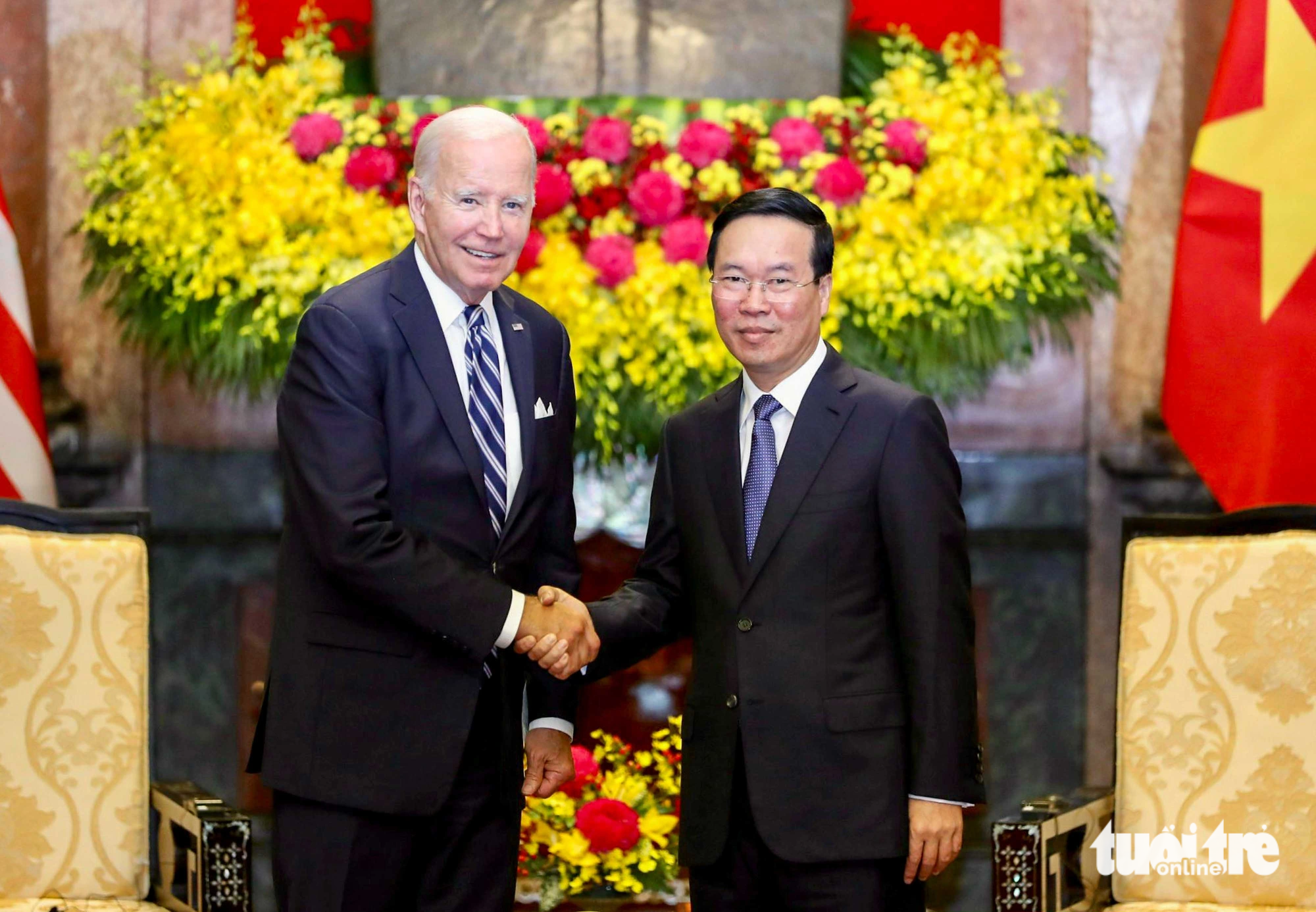 Tổng thống Mỹ Joe Biden hội kiến Chủ tịch nước Võ Văn Thưởng. Nhân dịp này, Chủ tịch nước đã trân trọng tặng Tổng thống Biden cuốn sách đặc biệt mang tên “Một con người, một con đường và một lịch sử: HỒ CHÍ MINH - THƯ GỬI NƯỚC MỸ” do Nhà xuất bản Hội Nhà Văn ấn hành, giới thiệu những bức thư của Chủ tịch Hồ Chí Minh gửi cho nước Mỹ trải dài trong suốt nửa thế kỷ (1919 - 1969) - Ảnh: QUANG PHÚC