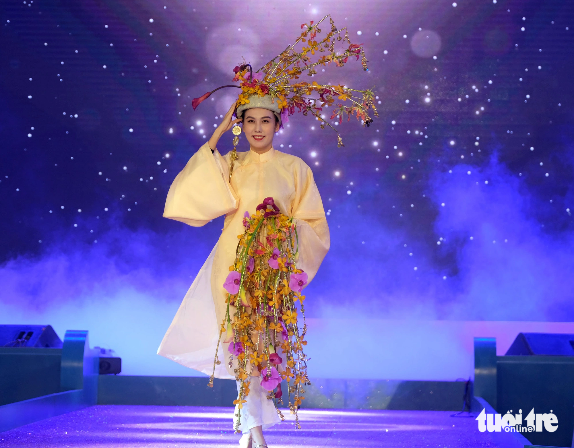 越南傳統服飾上的大叻蘭花 - 照片：MV
