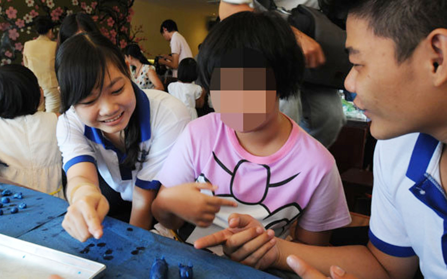 Xem điện thoại ban đêm tăng nguy cơ mắc đái tháo đường- Ảnh 2. Trẻ xem điện thoại và tivi nhiều dễ bị rối loạn phổ tự kỷ?