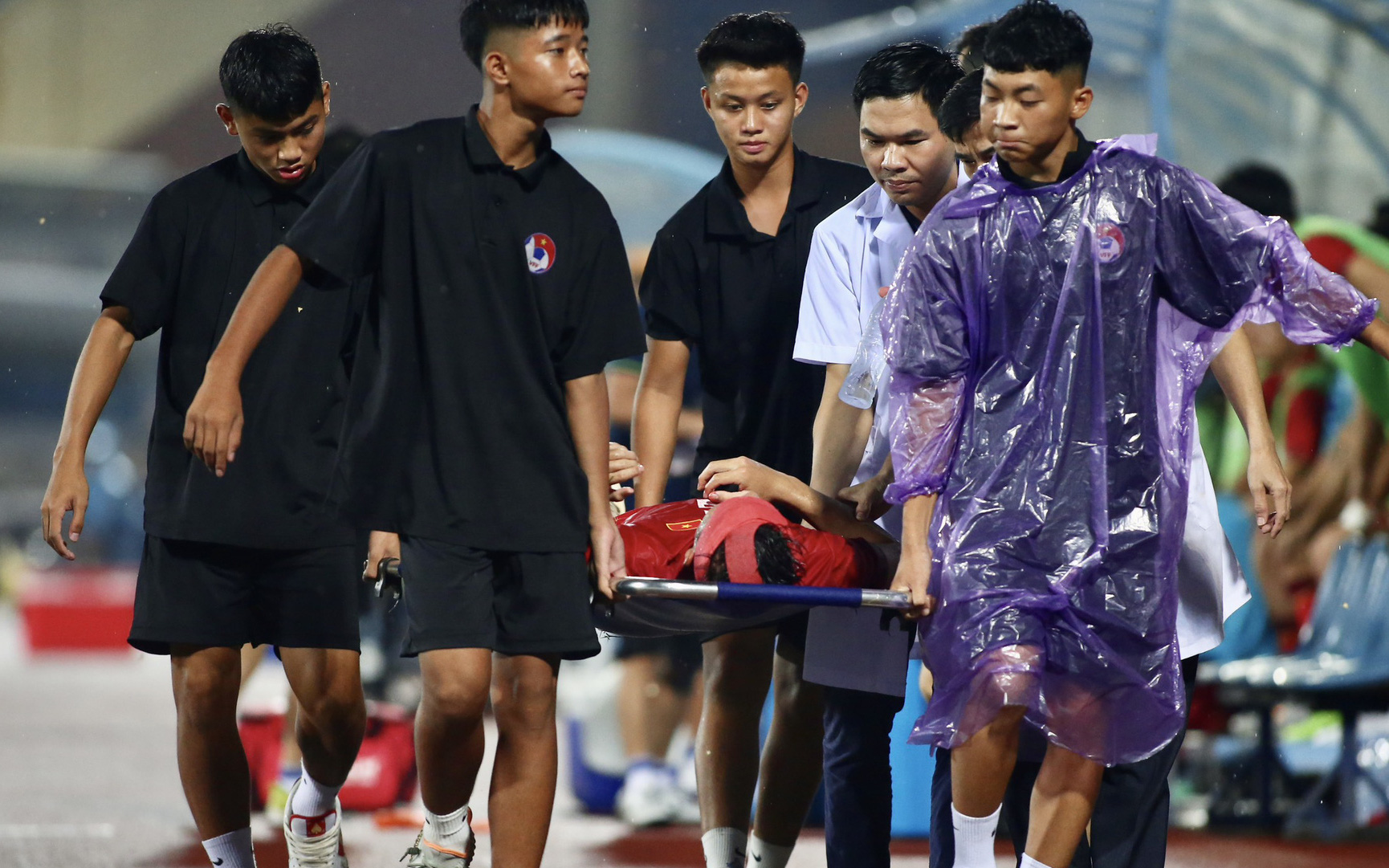 Sau 23 phút, hai cầu thủ đội tuyển Việt Nam phải vào viện cấp cứu