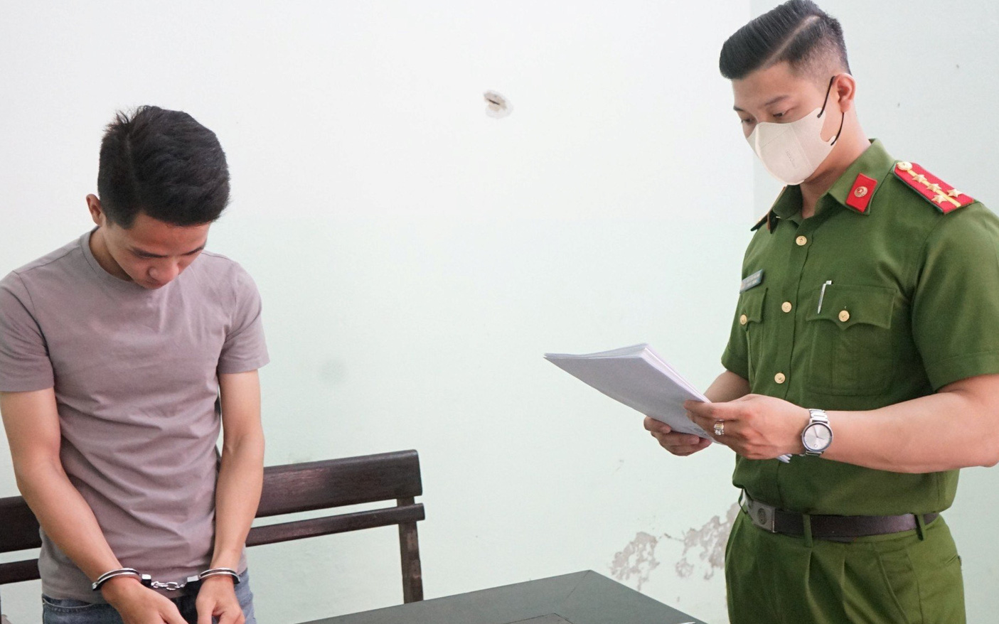 Lộ việc mua bán 400 tài khoản ngân hàng khi thuê người mở tài khoản đang phong tỏa- Ảnh 3. Bắt kẻ cấu kết với nhân viên ngân hàng để mua bán thông tin tài khoản