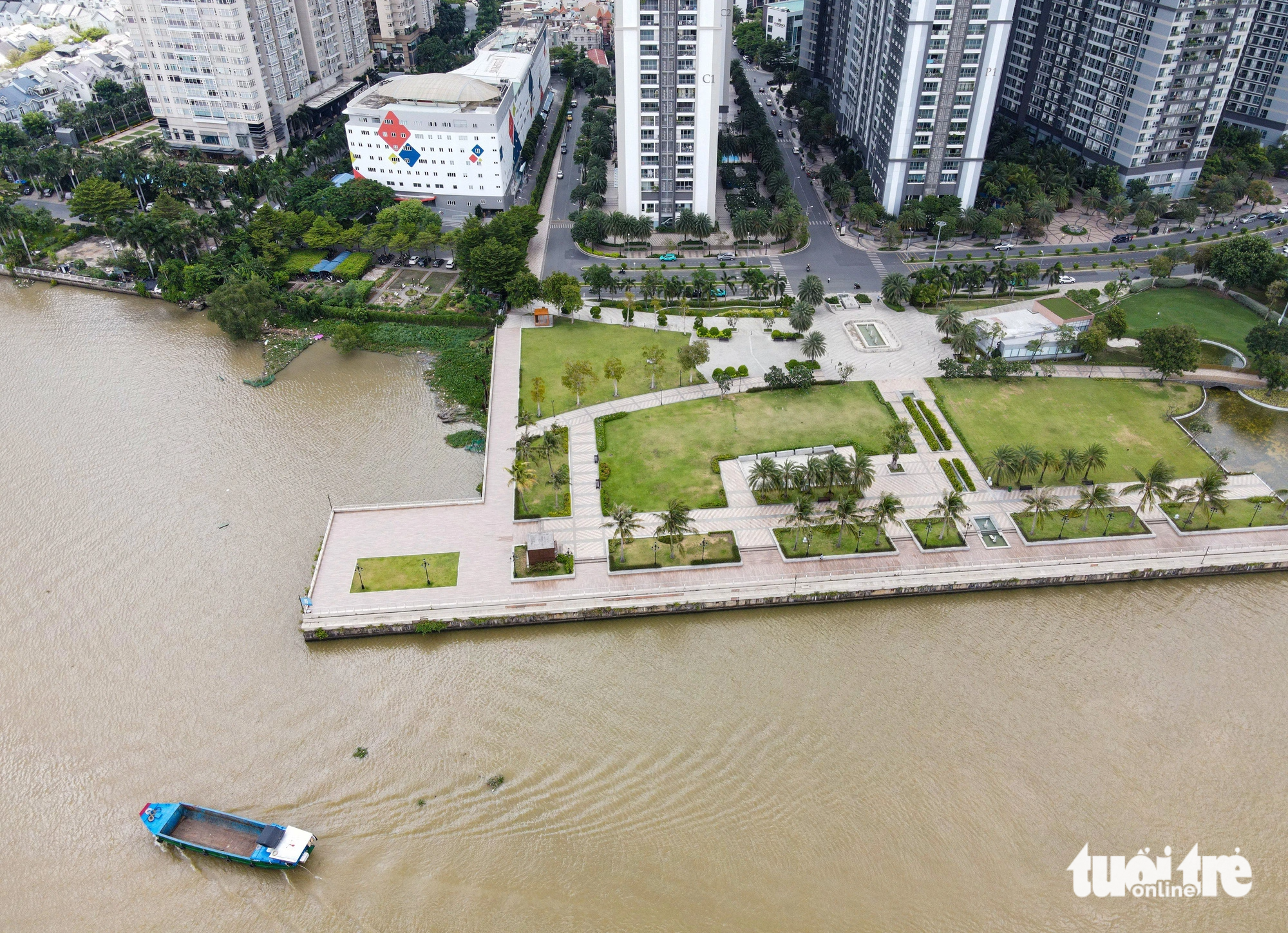 Tuyến đường ven sông Sài Gòn đang bị đứt đoạn tại bức tường ngăn cách hai khu dân cư Vinhomes - Saigon Pearl - Ảnh: LÊ PHAN