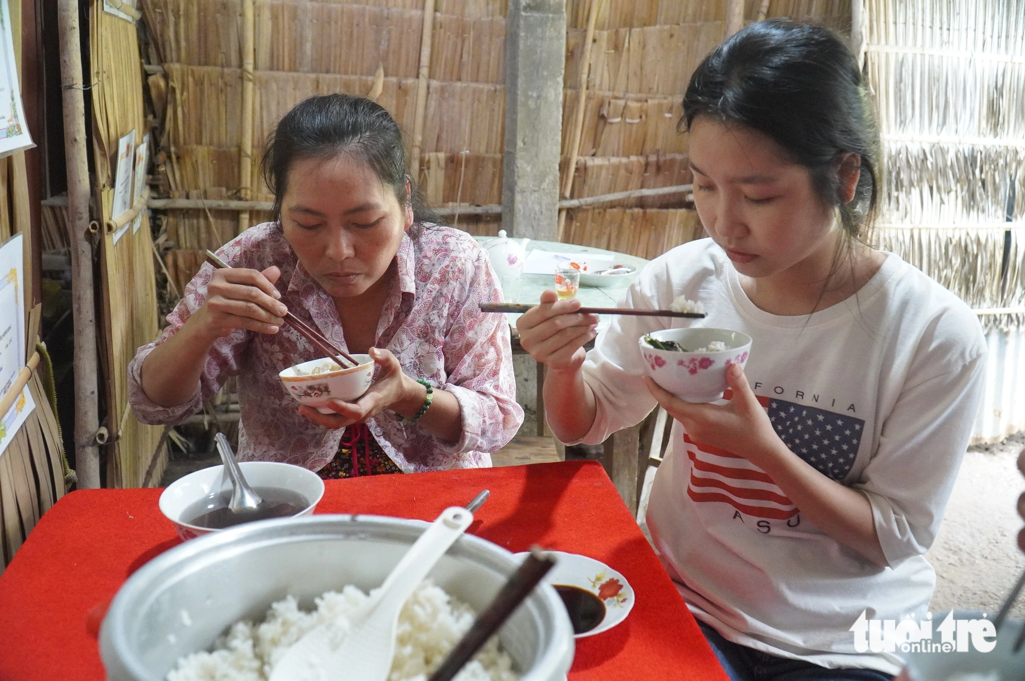 For many years, Huang and her mother's dinner trays consisted of plates of steamed vegetables picked from the garden and dipped in soy sauce and chao - Photo: MAU Truong