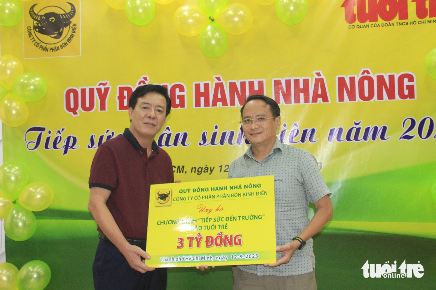 Mr Ngo Van Dong (left) handed over 3 billion VND to Nguyen Hoang Nguyen, deputy editor-in-chief of Tuoi Tre newspaper - Photo: CONG TRIEU