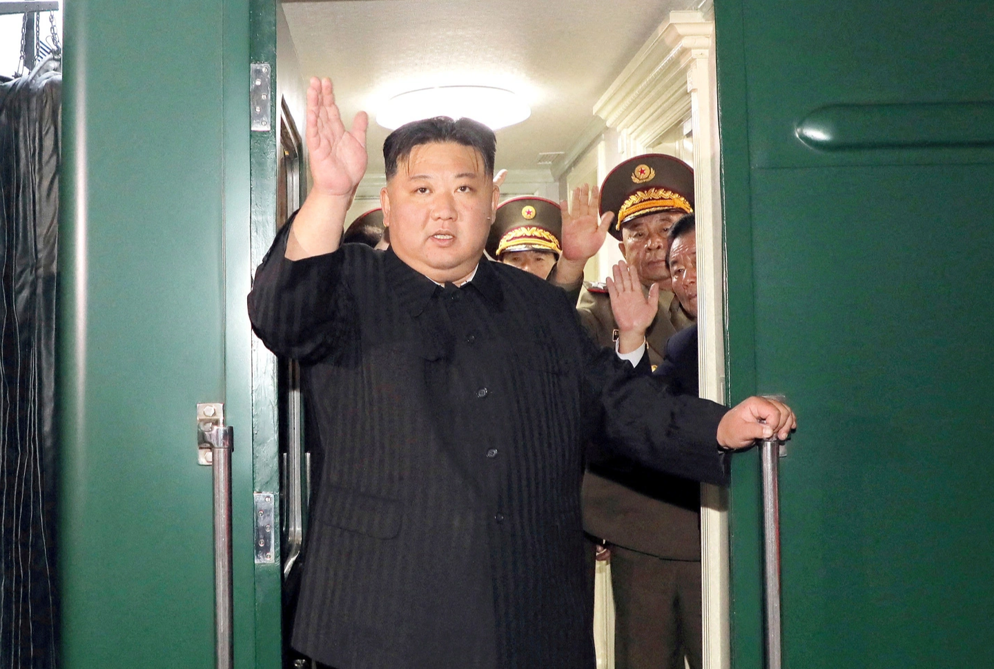 北朝鮮の指導者、金正恩氏が平壌を発ってロシアに向かう列車に乗り込む – 写真: KCNA