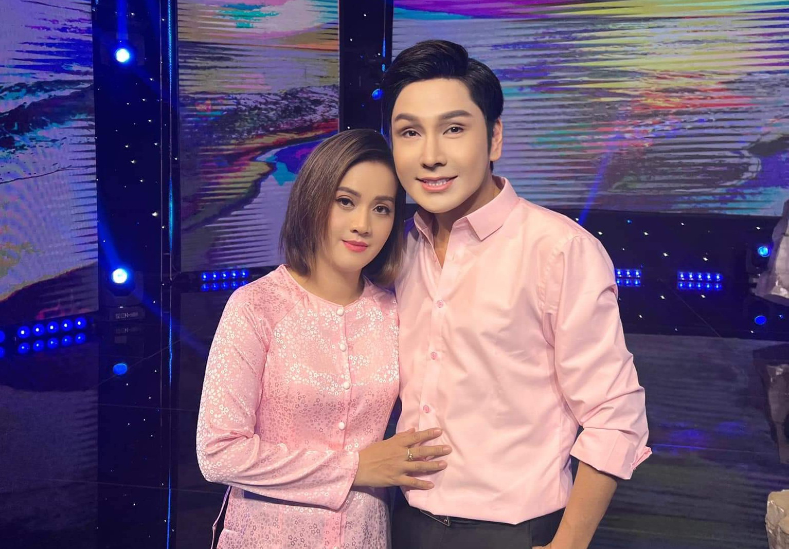 功労者ブー・リンの娘ホン・ローンが新しいMVでブー・ルアンとデュエットを歌う - 写真: NVCC