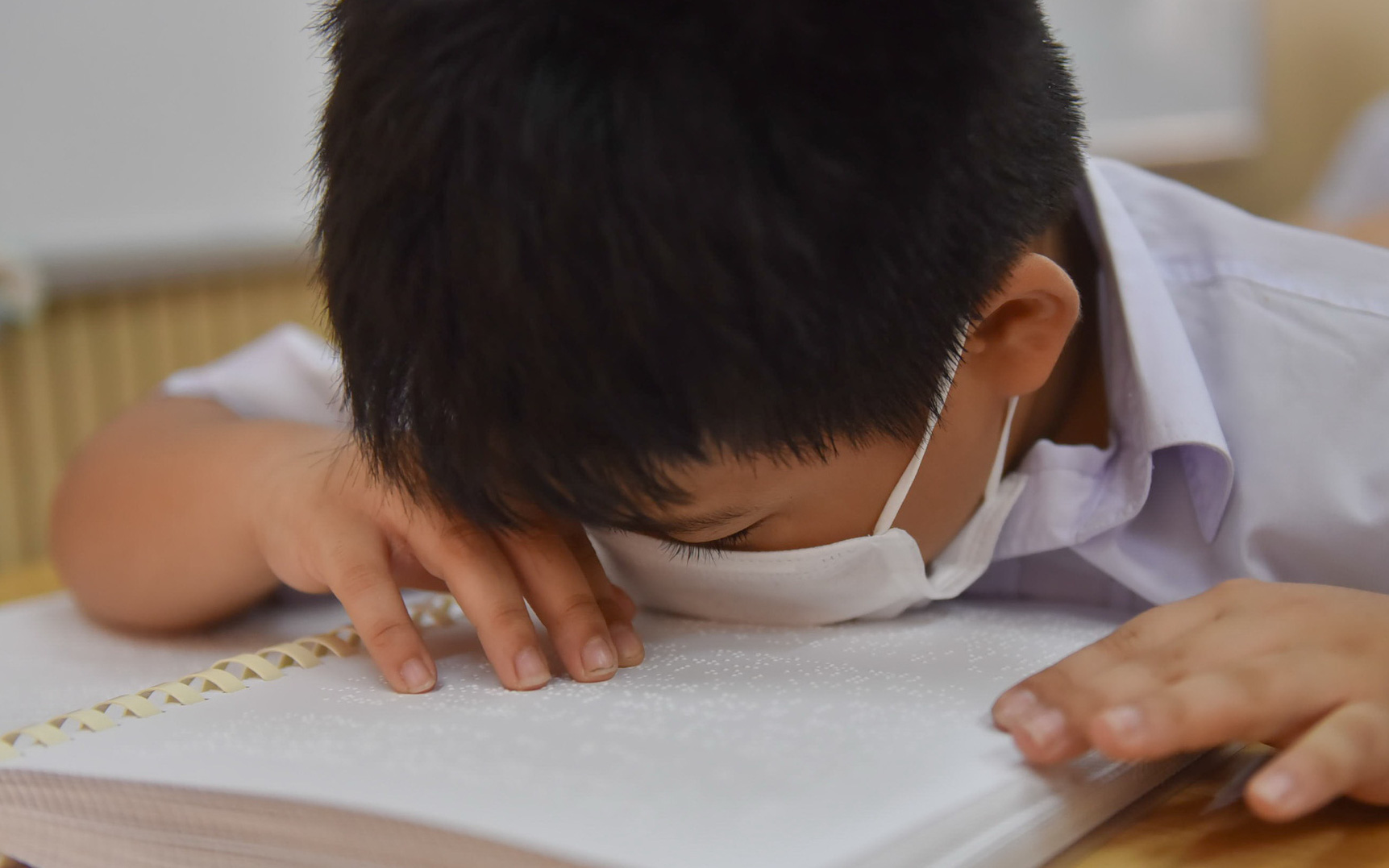 Người mù sử dụng điện thoại cảm ứng ra sao?- Ảnh 5. Người sáng mắt phải làm sách cho người mù