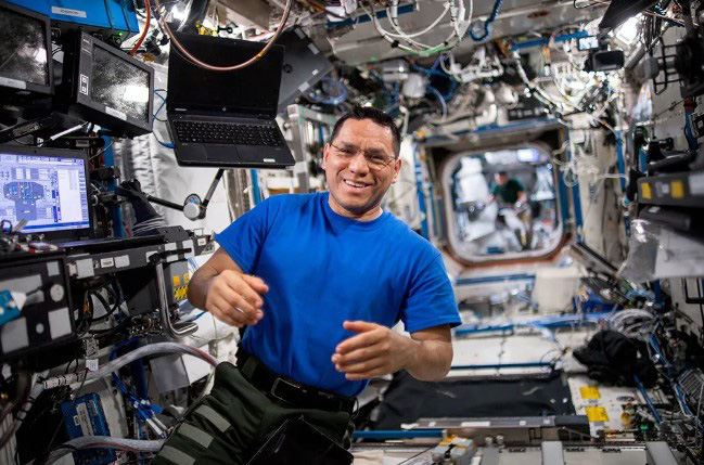 NASA astronaut Frank Rubio on the International Space Station (ISS).  On September 12 (Vietnam time), he broke the record for being the American astronaut with the longest stay in space.  The previous record was held by astronaut Mark Vande Hei, who took 355 days, 3 hours, 46 minutes - Photo: NASA