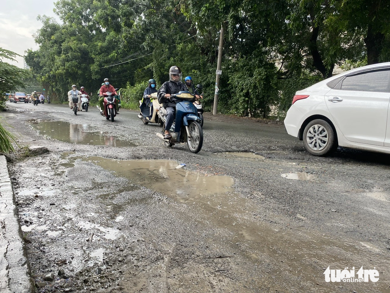 Người đi đường, sinh viên thót tim mỗi lần qua đoạn đường chính vào Đại học Quốc gia TP.HCM - Ảnh: NGỌC NHI