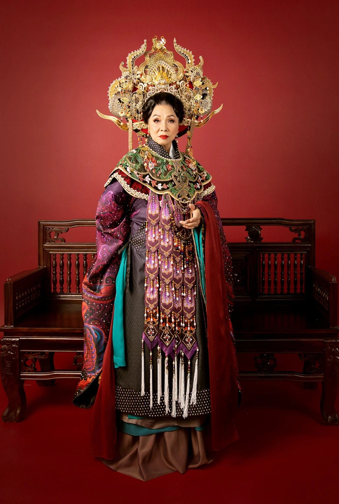 Nghệ sĩ Bạch Tuyết trong trang phục phục dựng của nhà thiết kế Lê Long Dũng