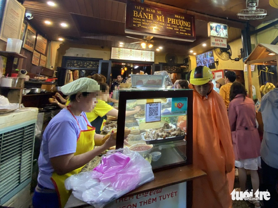 Tiệm bánh mì Phượng ở Hội An luôn đông khách trước khi xảy ra vụ ngộ độc thực phẩm. Đây là một thương hiệu ẩm thực nổi tiếng được du khách quốc tế ghé "check-in" mỗi khi tới phố cổ - Ảnh: TRƯỜNG TRUNG