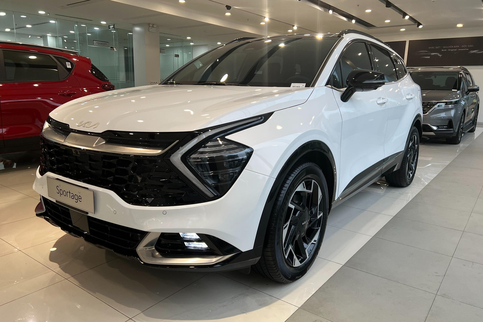 The standard version is only 799 million VND after being lowered, which is lower than the Hyundai Tucson (from 845 million VND) or Ford Territory (from 822 million VND) - Photo: Kia Dealer/Facebook