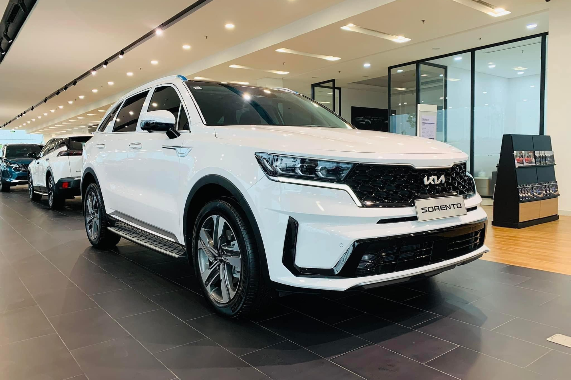 The standard price of this SUV model has dropped from 1,069 billion VND to only 999 million VND, which is lower than the rival Hyundai Santa Fe (from 1,055 billion VND) - Photo: Kia Dealer/Facebook