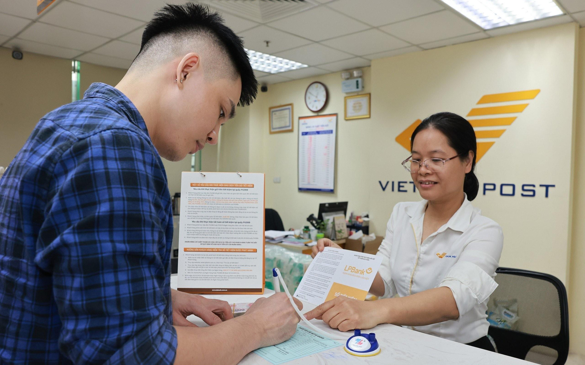 Bắt tay bầu Đức, tiềm lực hệ sinh thái liên quan ông Nguyễn Đức Thụy mạnh cỡ nào?- Ảnh 3. Bán quyền mua, Bưu điện Việt Nam vẫn chiếm tỉ lệ trên 6,5% vốn tại LPBank