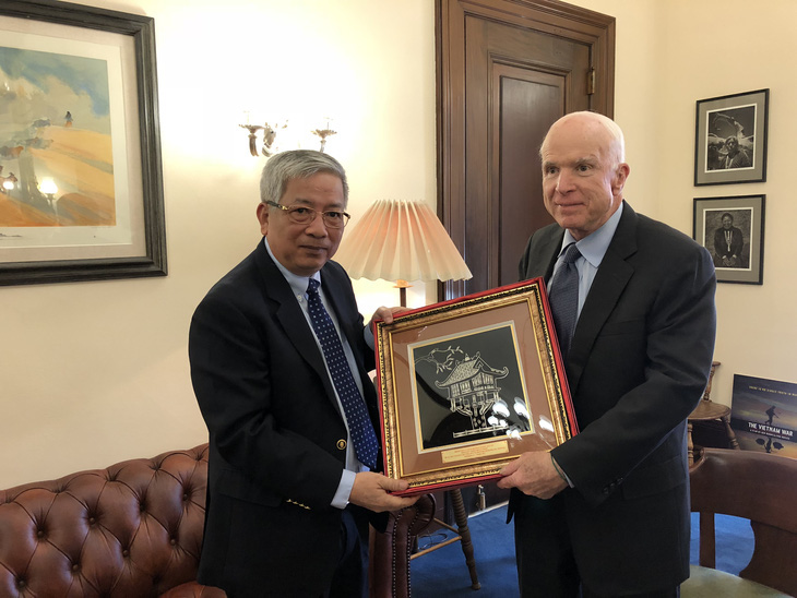 Thượng tướng Nguyễn Chí Vịnh tặng quà lưu niệm - bức tranh Chùa Một Cột - cho thượng nghị sĩ John McCain tại Washington chiều 18-10-2017 nhân chuyến tham dự Đối thoại chính sách Quốc phòng Việt Nam - Hoa Kỳ 2017 - Ảnh: TTXVN