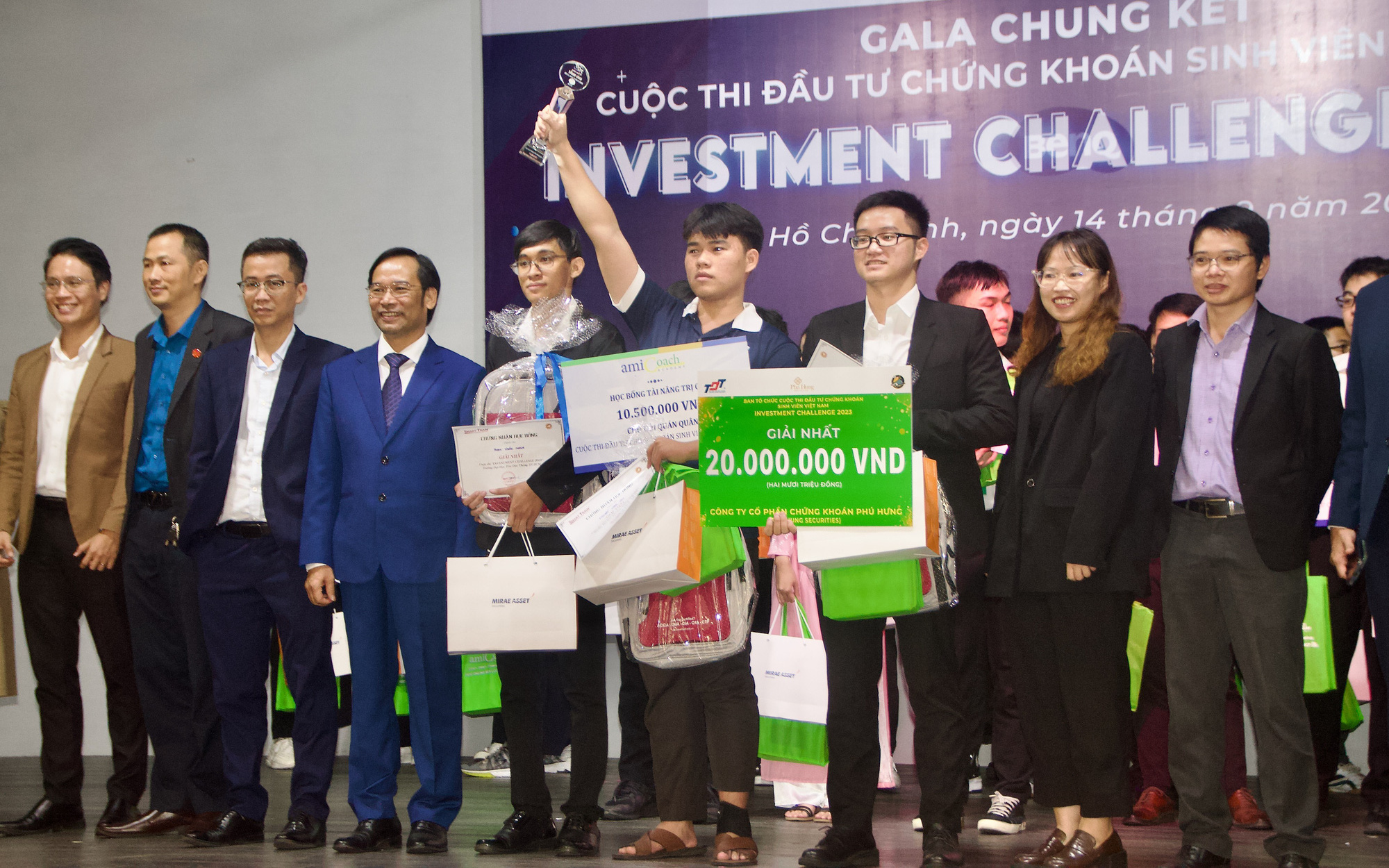 Sinh viên từ 102 trường đại học, cao đẳng tranh tài đầu tư chứng khoán- Ảnh 2. Sinh viên 91 trường đại học tranh tài đầu tư chứng khoán