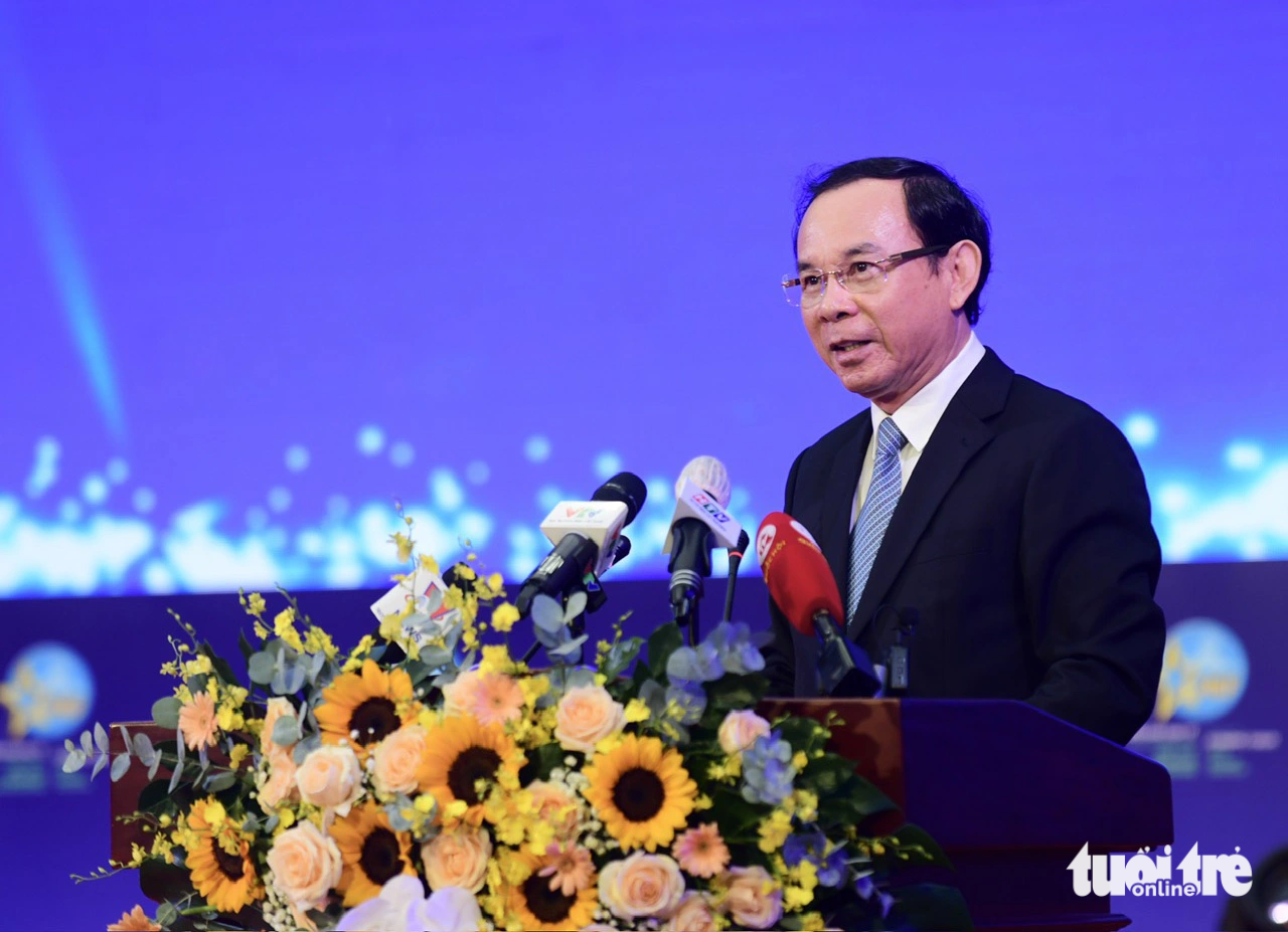 ホーチミン市党委員会のグエン・バン・ネン書記がフォーラムで講演 - 写真: QUANG DINH