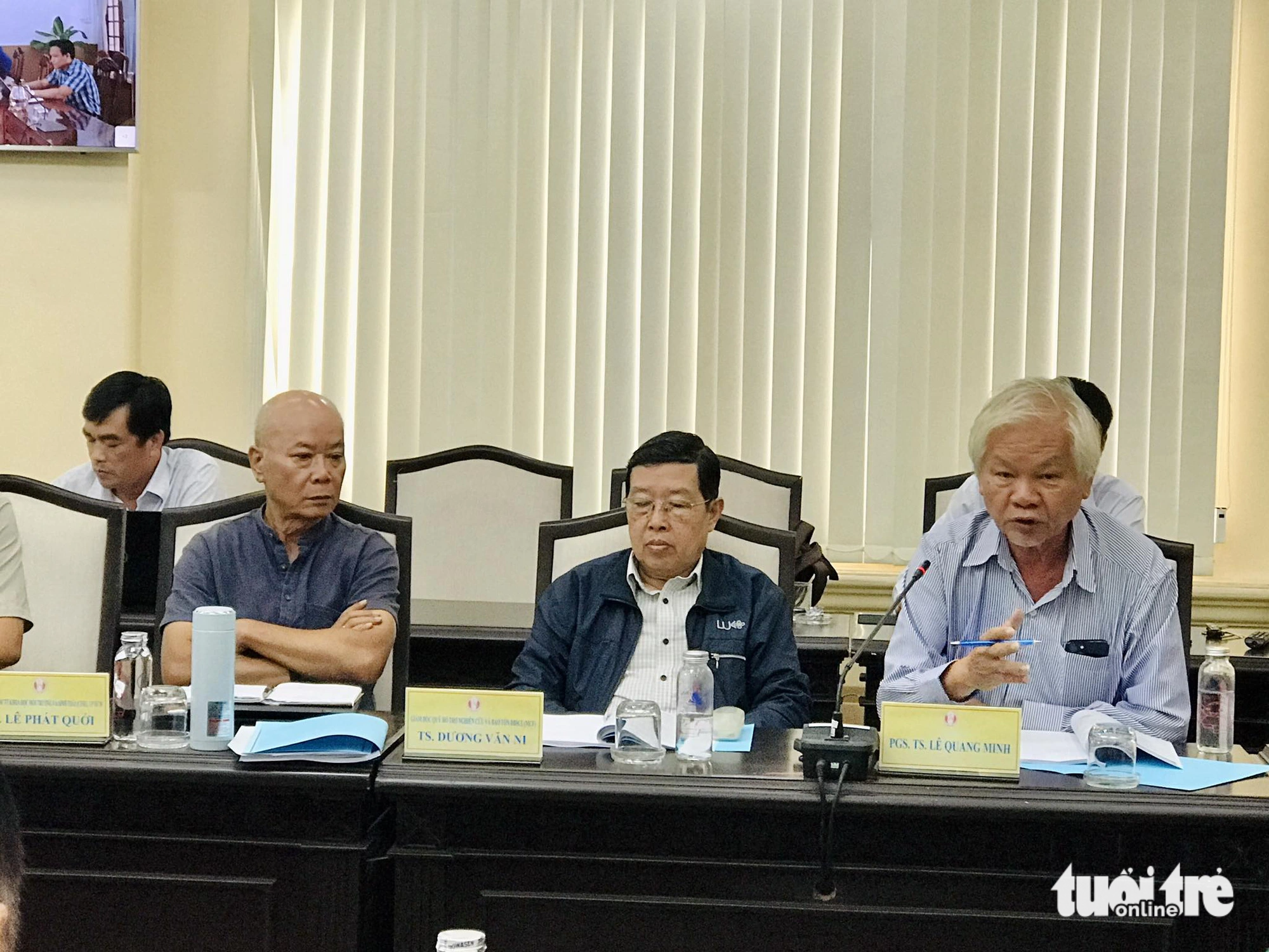 Ecological restoration of Tram Chim National Park requires full media and press information - Photo 1. From right: Associate Professors, Dr. Le Quang Minh, Dr. Duong Van Ni and Dr. Le Phat Quoi at a conference to gather expert opinions to develop a plan to preserve the ecosystem of Tram Chim National Park - Photo :Dang Tuyet