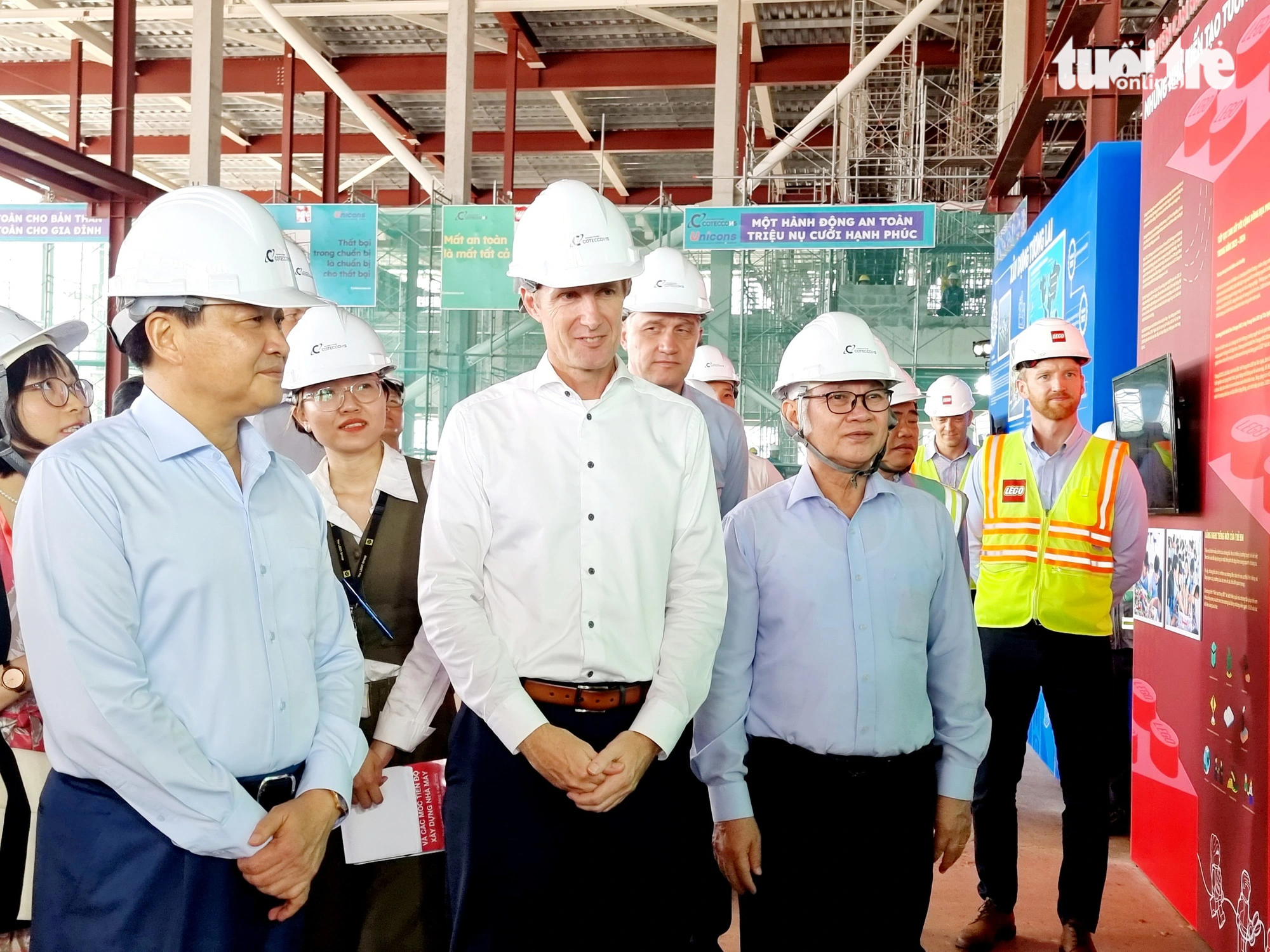 Phó thủ tướng Lê Minh Khái (bìa trái) cùng lãnh đạo tỉnh Bình Dương và các đại biểu nghe báo cáo tiến độ dự án FDI hơn 1 tỉ USD tại Khu công nghiệp VSIP 3 - Ảnh: BÁ SƠN