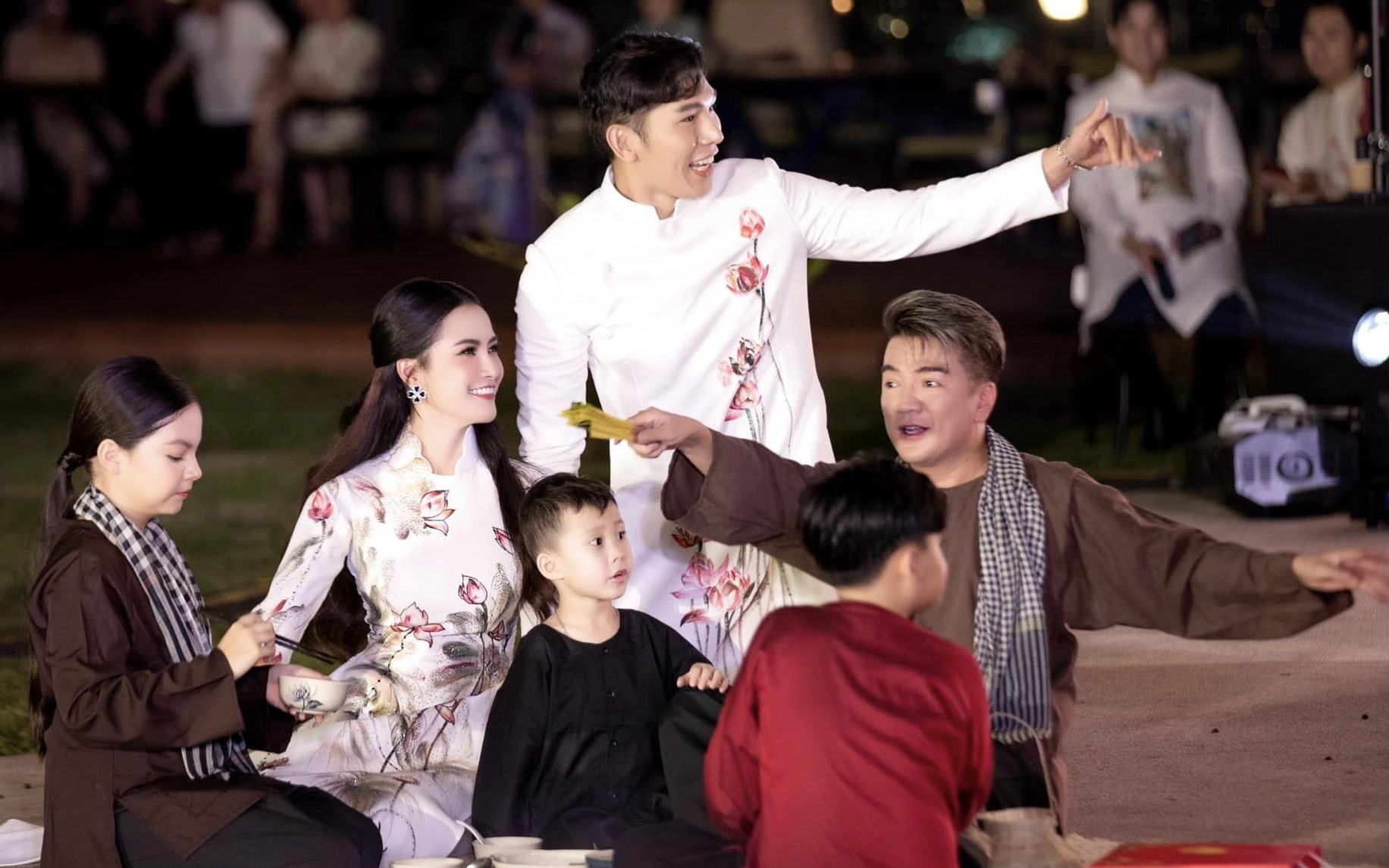 Ký ức Trung thu tuổi thơ qua show thời trang tôn vinh tà áo Việt