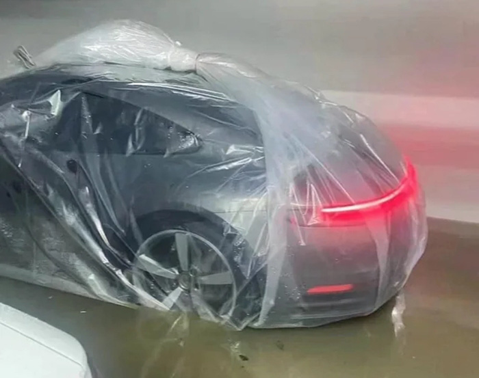 Keep your car safe during stormy weather by covering it tightly - Photo: Reddit