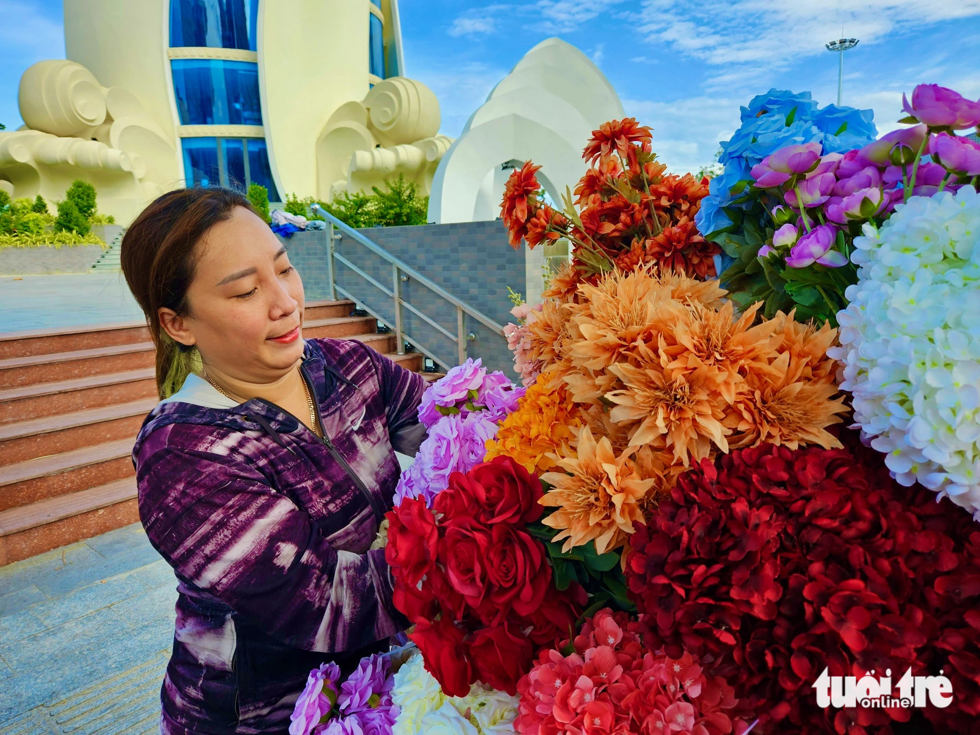 Ms. Thao decorated the car with colorful flower branches - Photo: Minh Chien