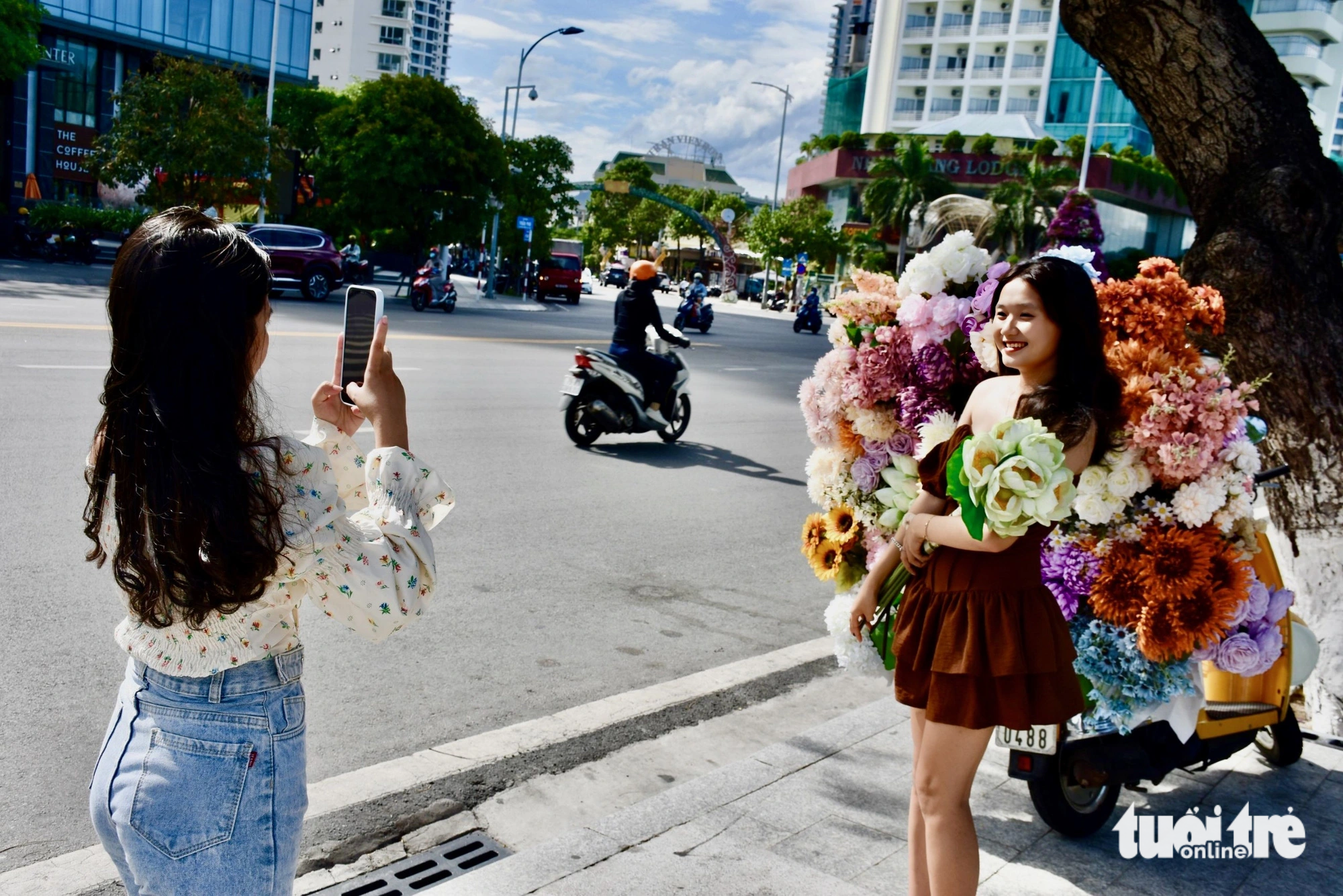 Young people enjoy taking pictures with flower cars - Photo: Minh Chien