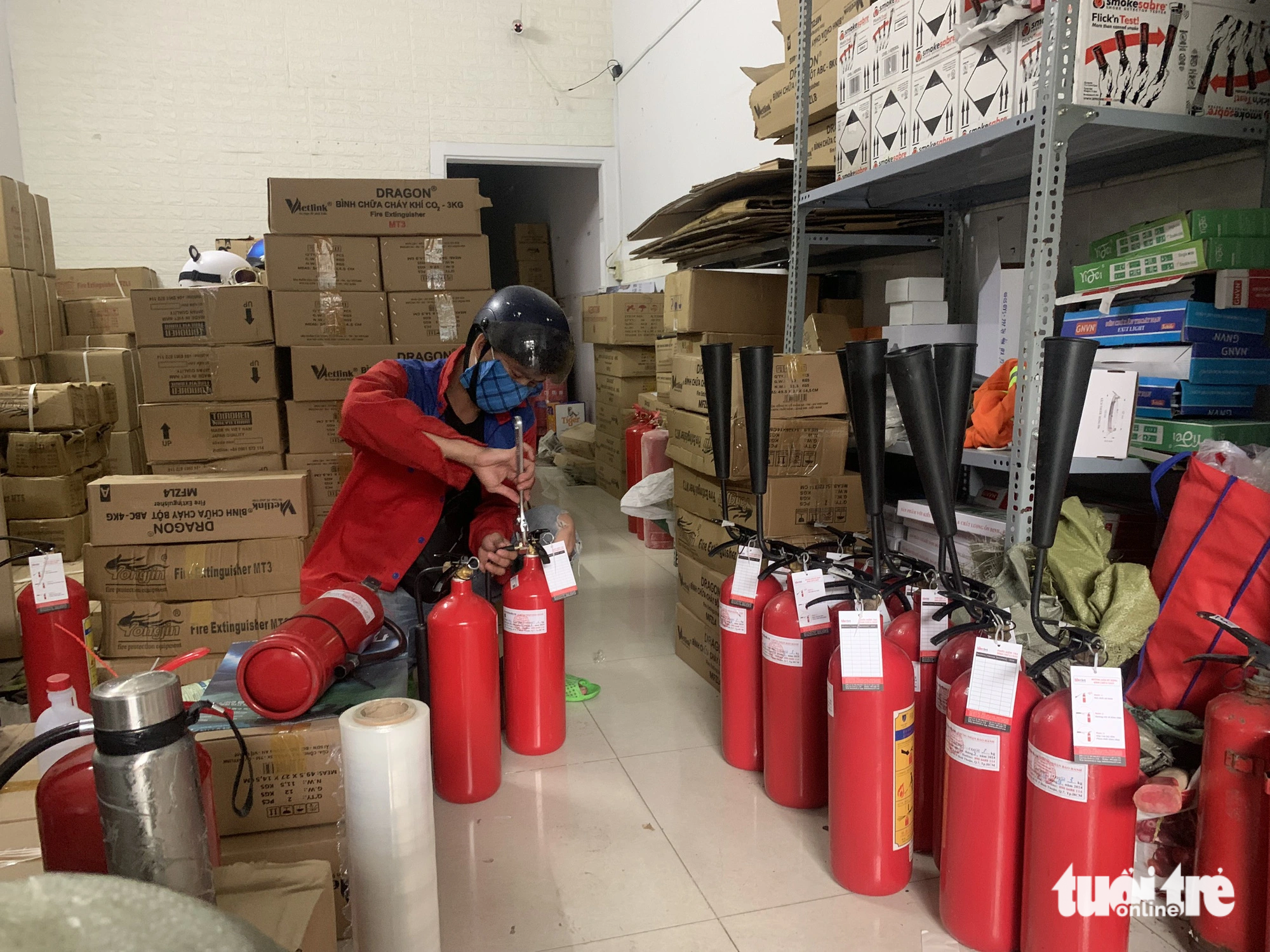Nhân viên Công ty TNHH Lửa Việt kiểm tra lại sản phẩm phòng cháy, chuẩn bị giao cho khách hàng. Đại diện công ty này cho biết các đơn hàng tăng vọt kể từ sau vụ cháy chung cư mini tại Hà Nội - Ảnh: QUỐC VIỆT