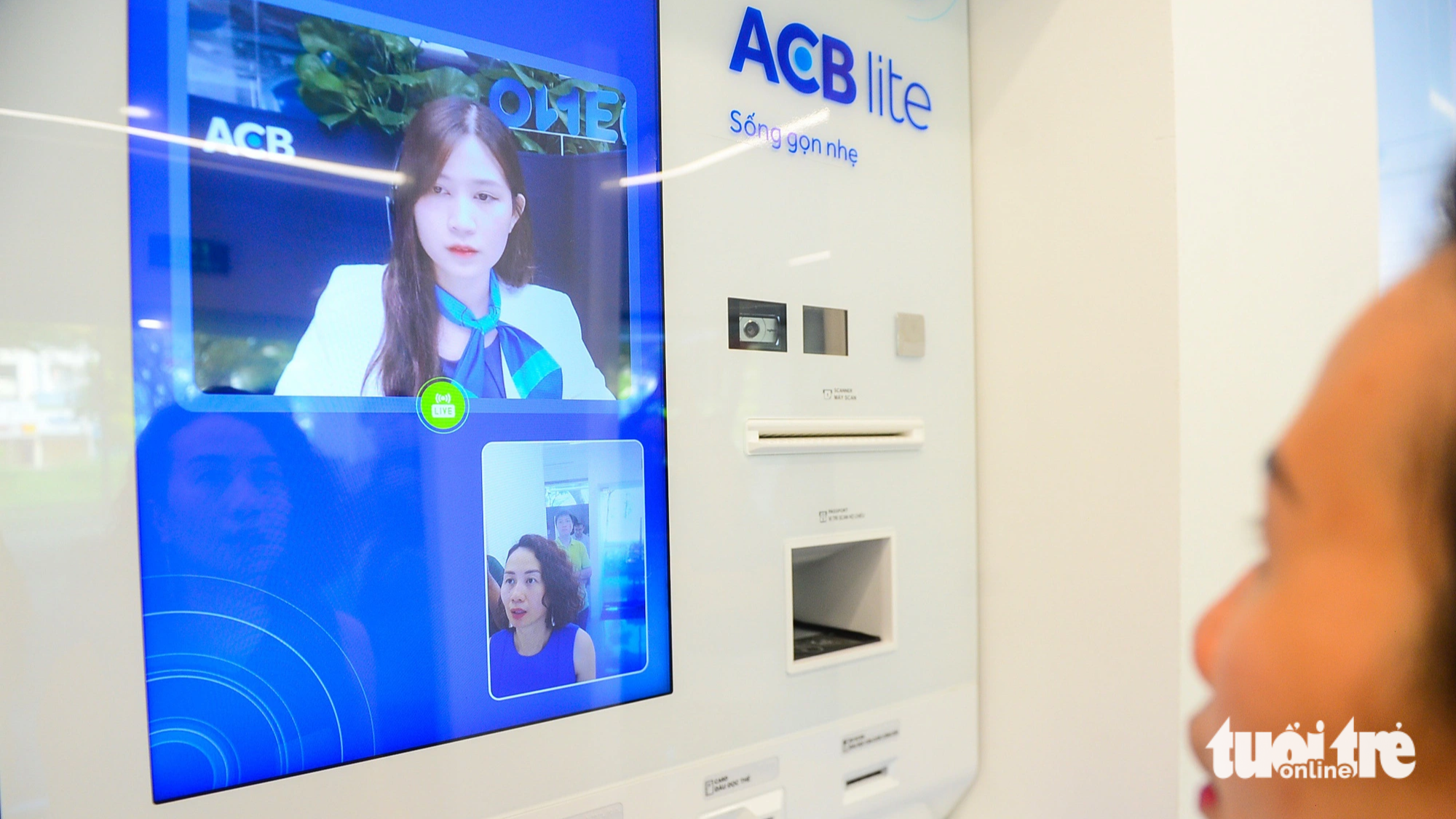 Tội phạm mạng bùng phát - Ảnh 1. Trước thực trạng tội phạm công nghệ - với đích nhắm là tài khoản ngân hàng - bùng phát, các ngân hàng liên tục nâng cao bảo mật và cảnh báo đến khách hàng - Ảnh: QUANG ĐỊNH